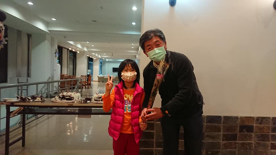 鑽石公主號19名旅客解除隔離 陳時中現身檢疫所關心。(翻攝自王必勝臉書)