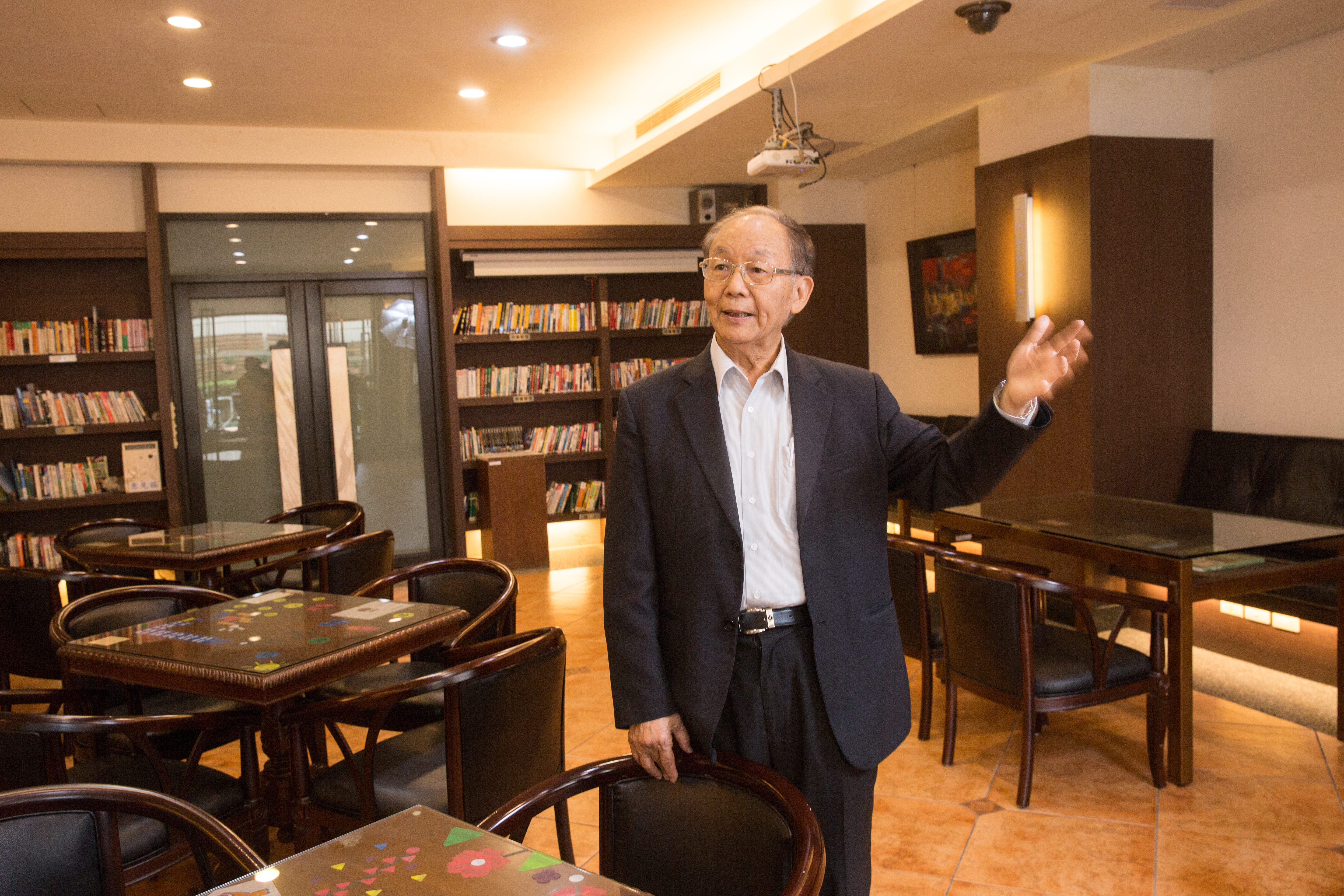 偏向美式作風的郭聰田，把一整層樓打造成媲美咖啡館的討論圖書室，鼓勵員工跨部門腦力激盪。
