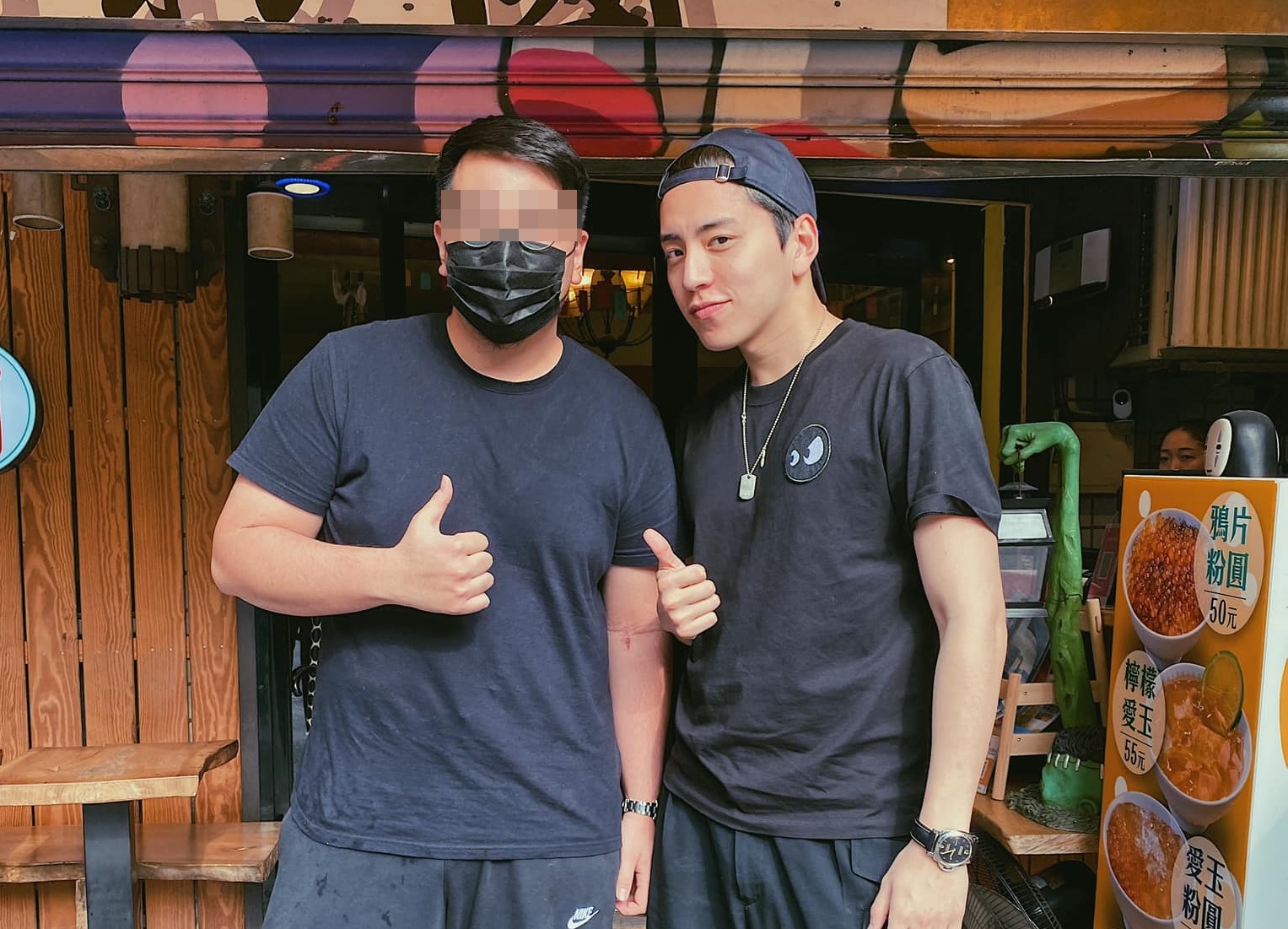 有網友巧遇王大陸興奮合照po網，結果網友一面倒表示不認得照片中的明星。（翻攝自臉書社團：Gangs of Tian Mu天母幫）