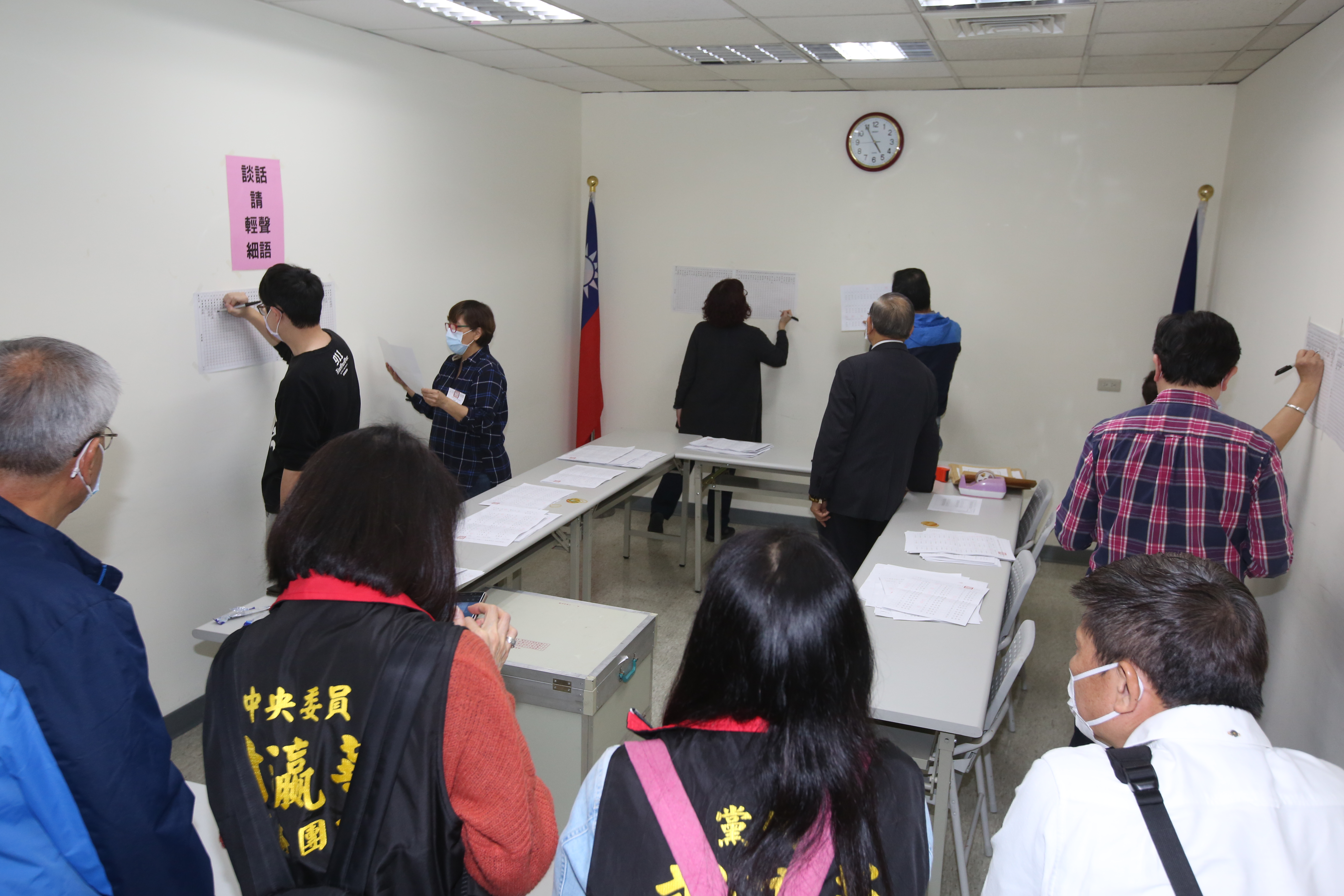 江啟臣以5萬6千餘票遙遙領先,郝龍斌則獲2萬6千票,幾乎確定江已當選黨主席。
