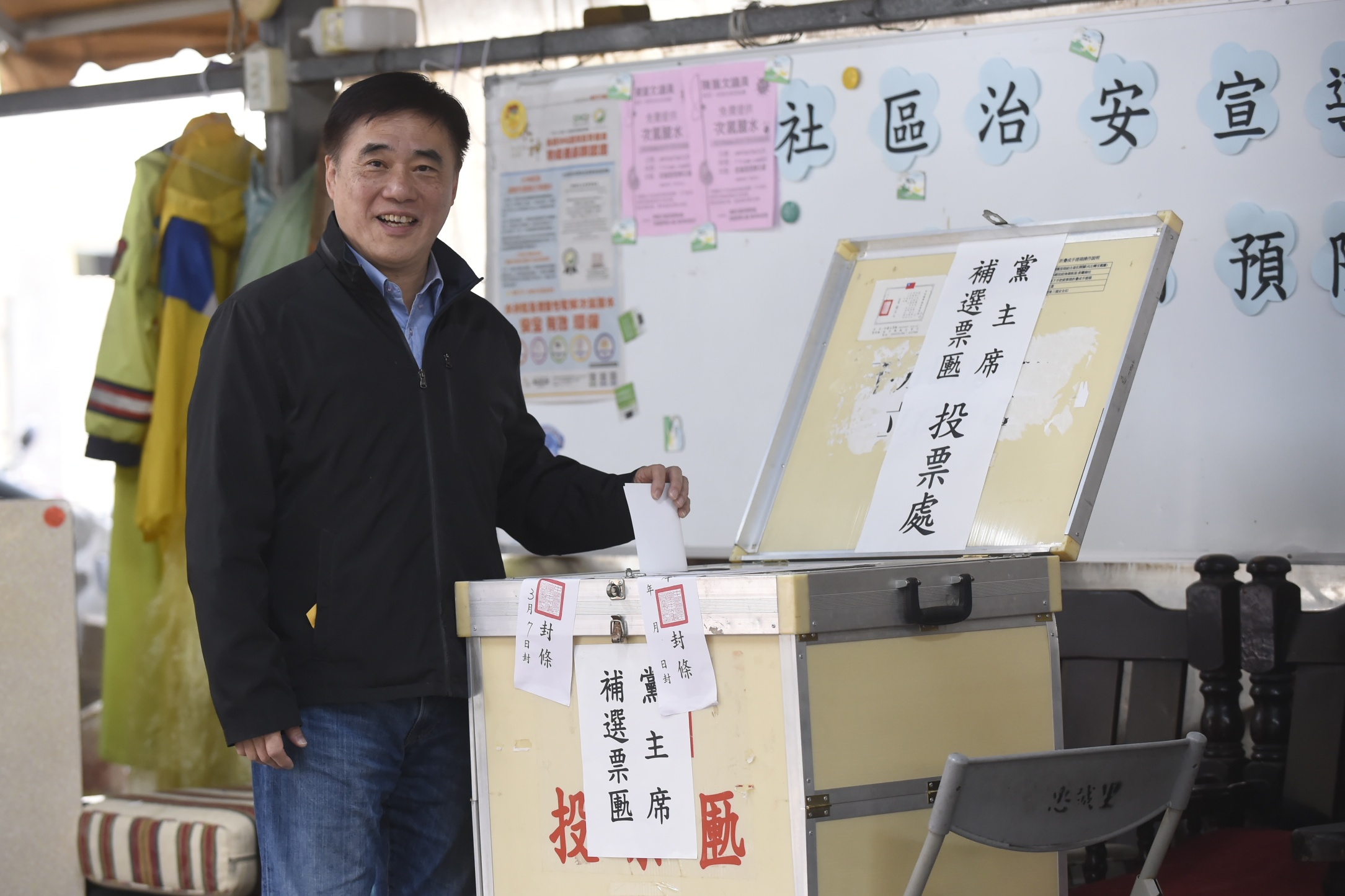 國民黨今（7日）舉行黨主席補選，郝龍斌傍晚5時51分發出敗選聲明，祝福江啟臣當選。