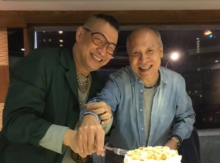 凱渥創辦人洪偉明與愛情長跑36年的服裝設計師男友呂芳智，已於2月10日登記結婚。（翻攝自Jason Chen臉書）