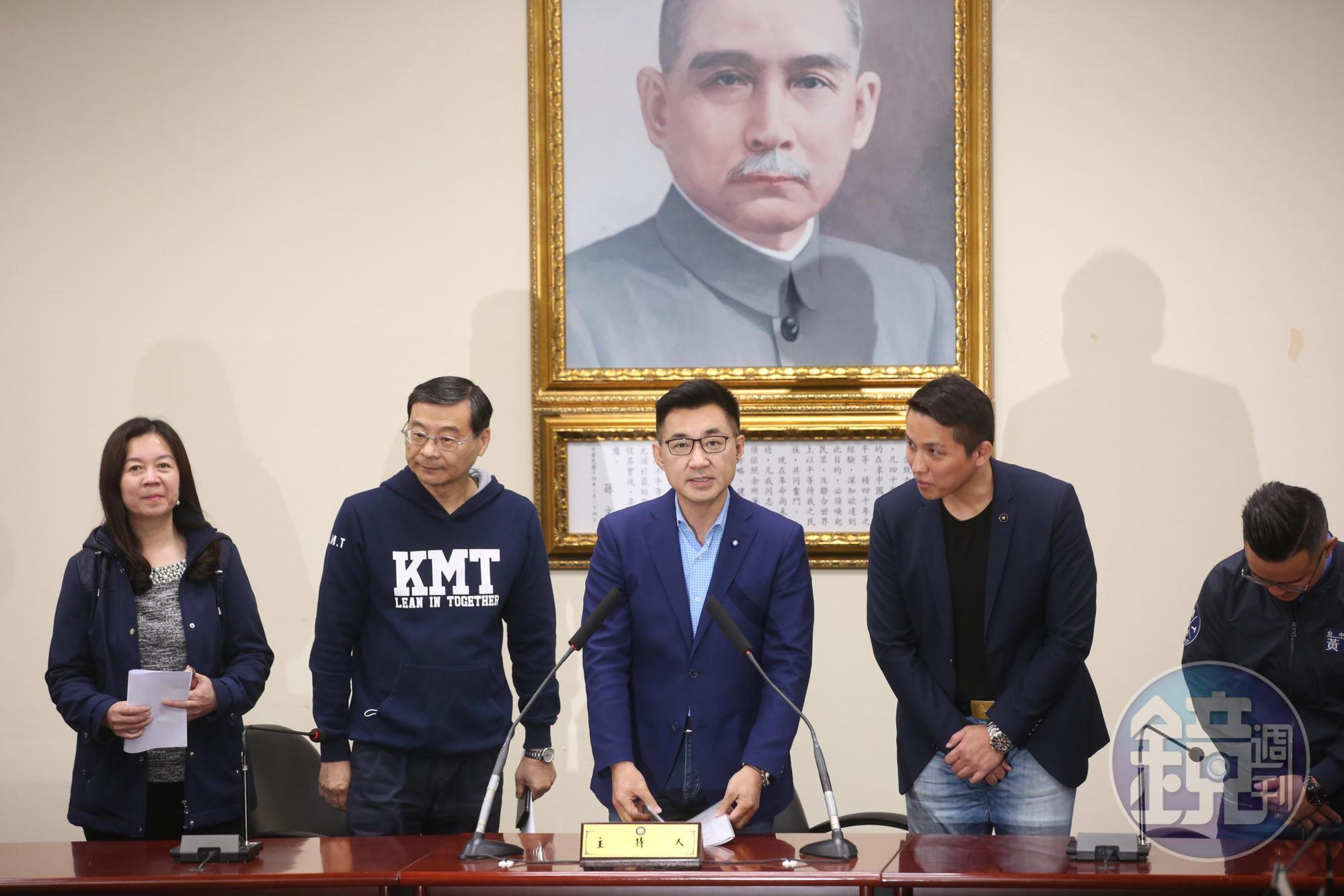 國民黨今舉行黨主席補選,青壯派立委江啟臣(左3)擊敗郝龍斌勝出,創下2個史上第1。