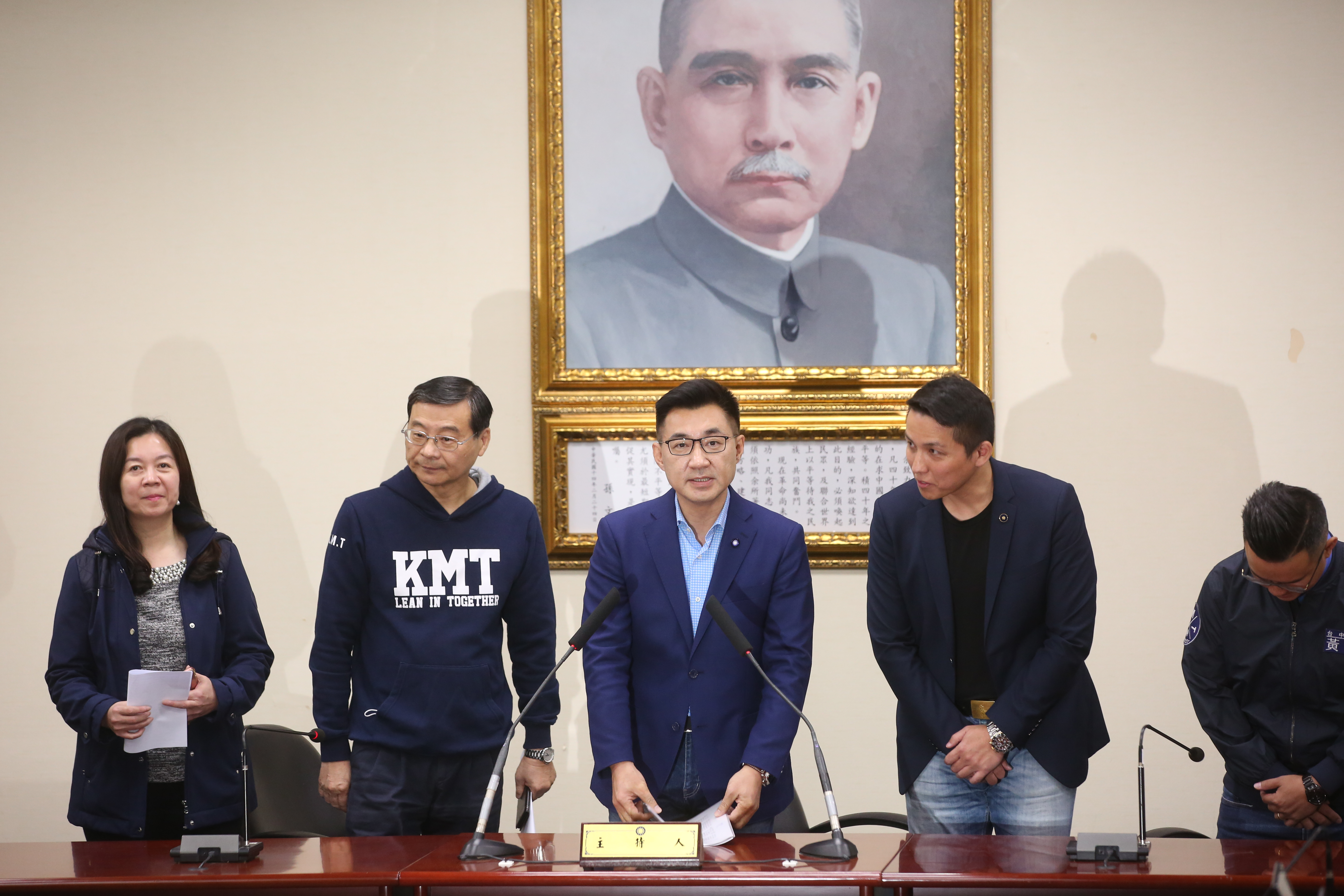 國民黨今舉行黨主席補選，青壯派立委江啟臣（左3）擊敗郝龍斌勝出，創下2個史上第1。