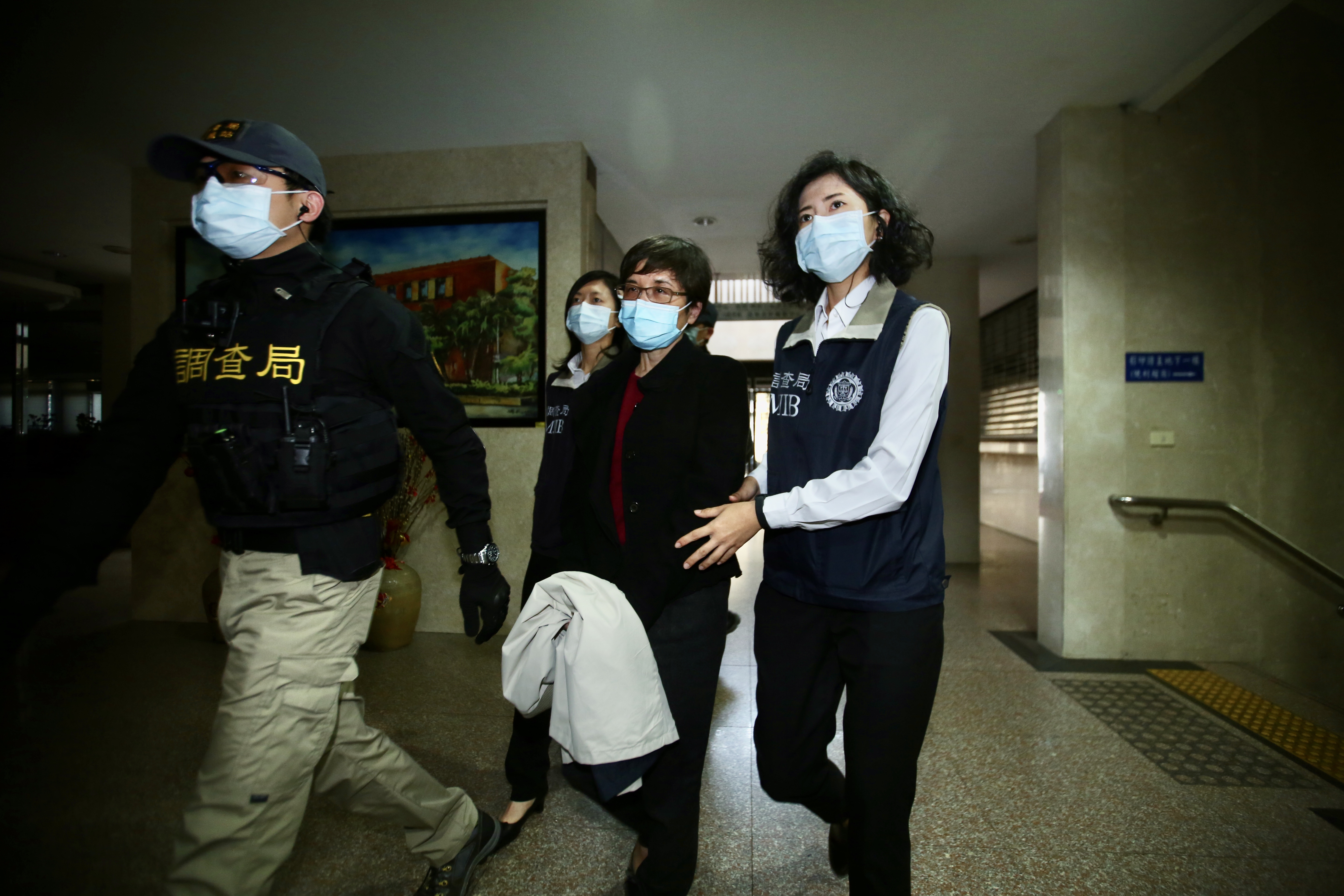 潛逃美國的王音之剪著一頭短髮現身桃園機場時,雙手還被上銬,由於武漢肺炎疫情嚴重,雖然她即將面對遙遙無期的牢獄生活,但仍表示「感謝上天的安排,讓我回來台灣。」