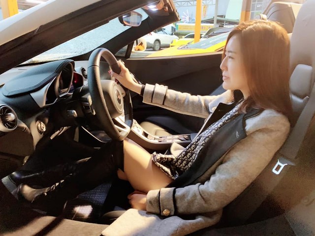 林若蕎在臉書po露出長腿開超跑的照片來炫富。(翻攝畫面)