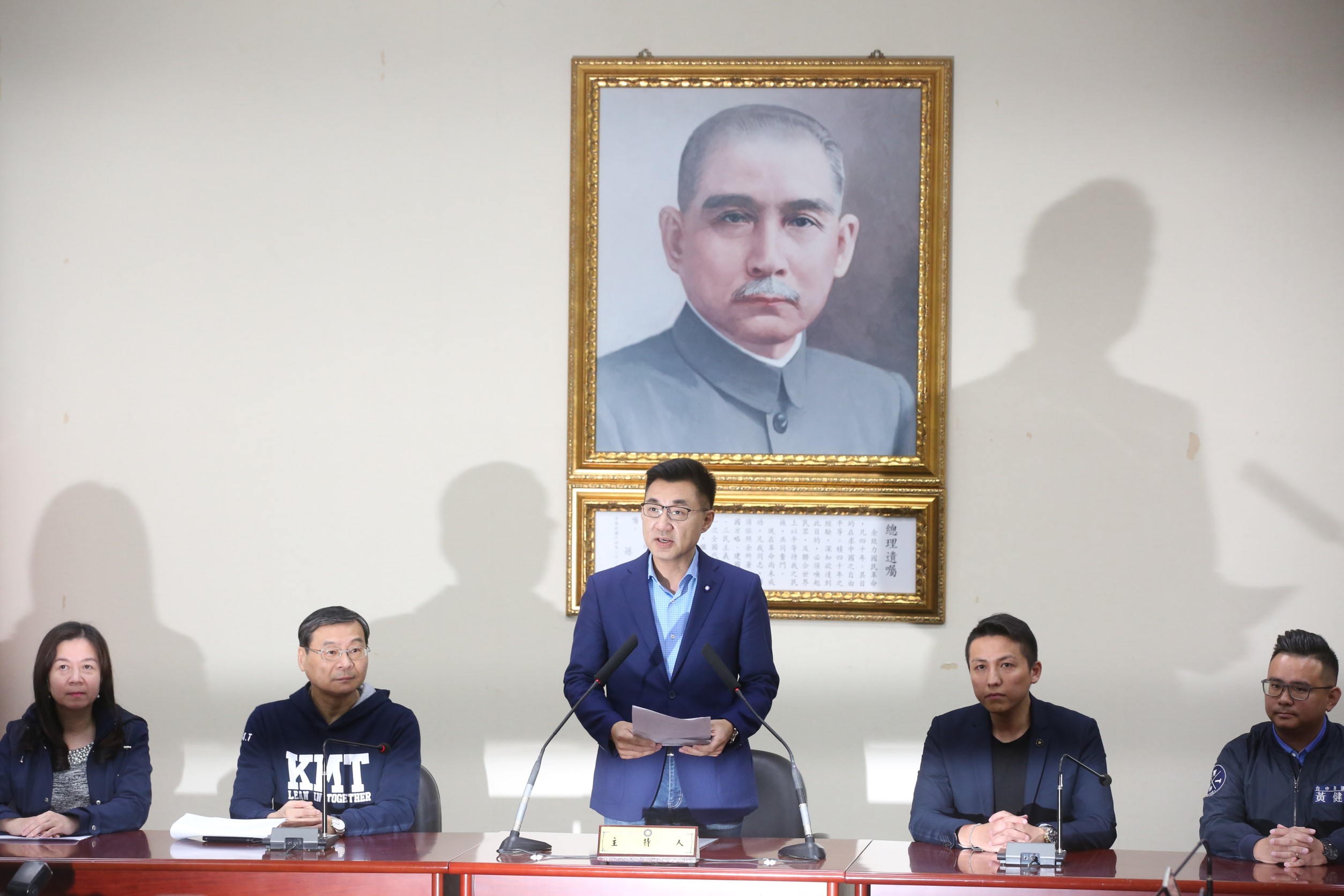 國民黨黨主席補選，青壯派立委江啟臣（左3）擊敗郝龍斌勝出。