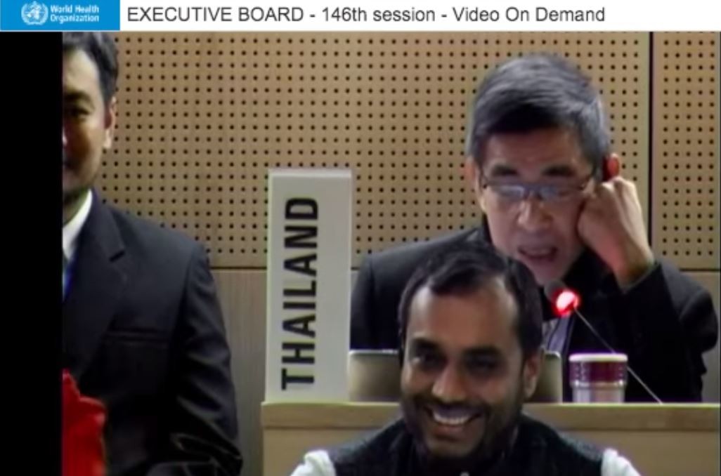泰國代表會議上狂酸譚德塞，前方印度代表一直偷笑。（翻攝自WHO官網）