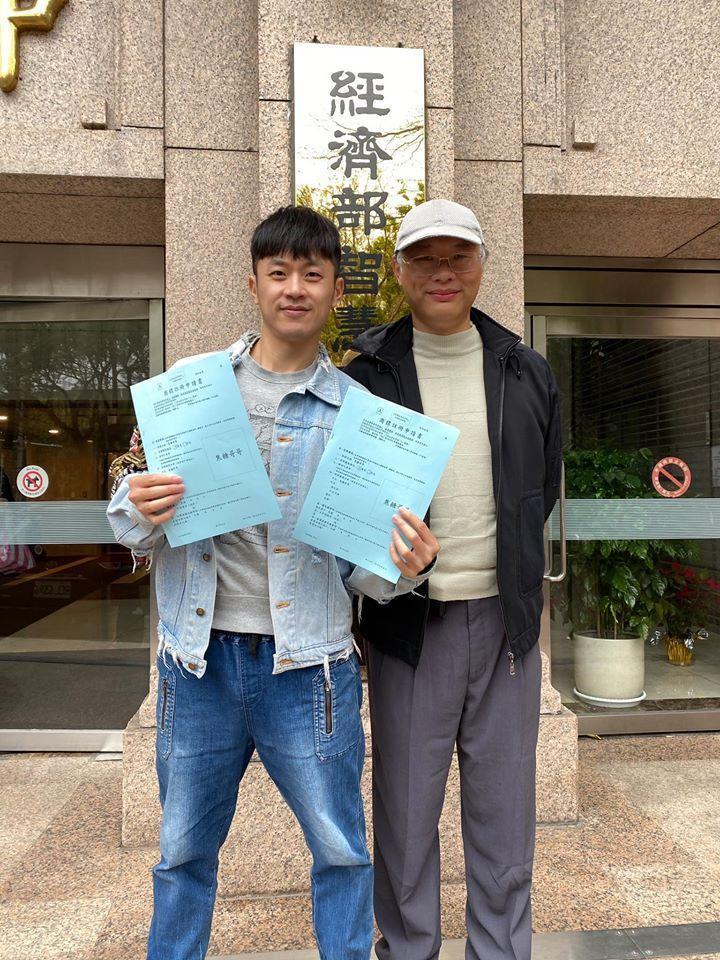 陳嘉行贏了官司後,立即註冊「焦糖哥哥」的商品商標與服務商標。(翻攝自焦糖哥哥臉書)