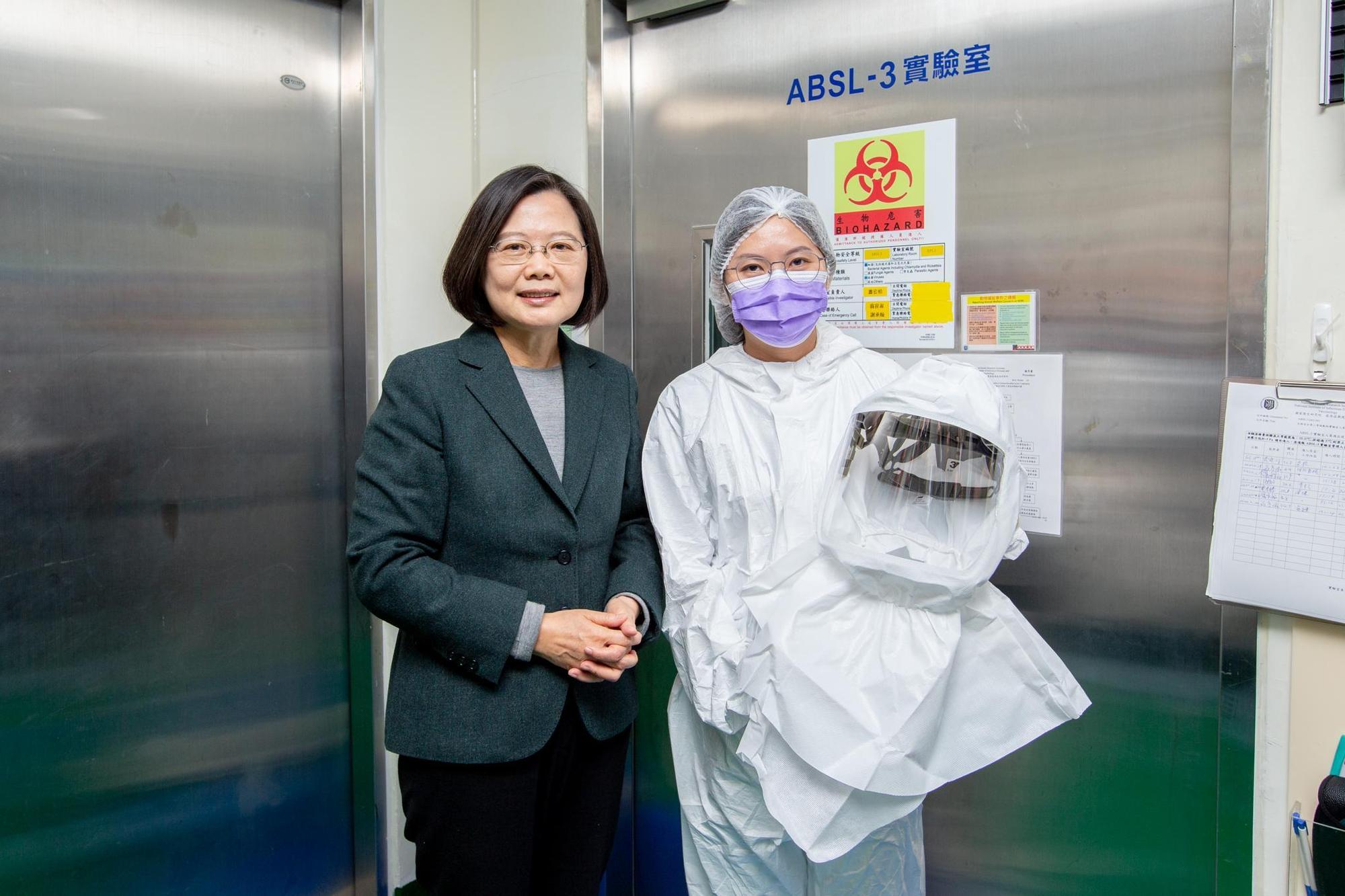 蔡英文總統日前視導國家衛生研究院。（總統府提供）