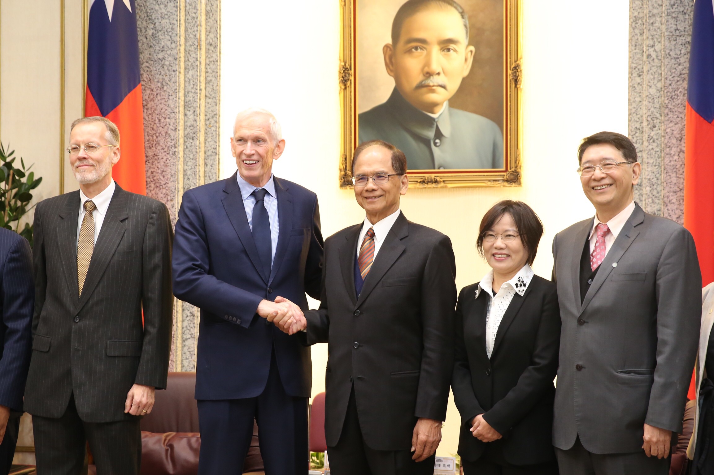 AIT主席莫健5日拜會立法院長游錫堃時與游握手合照。