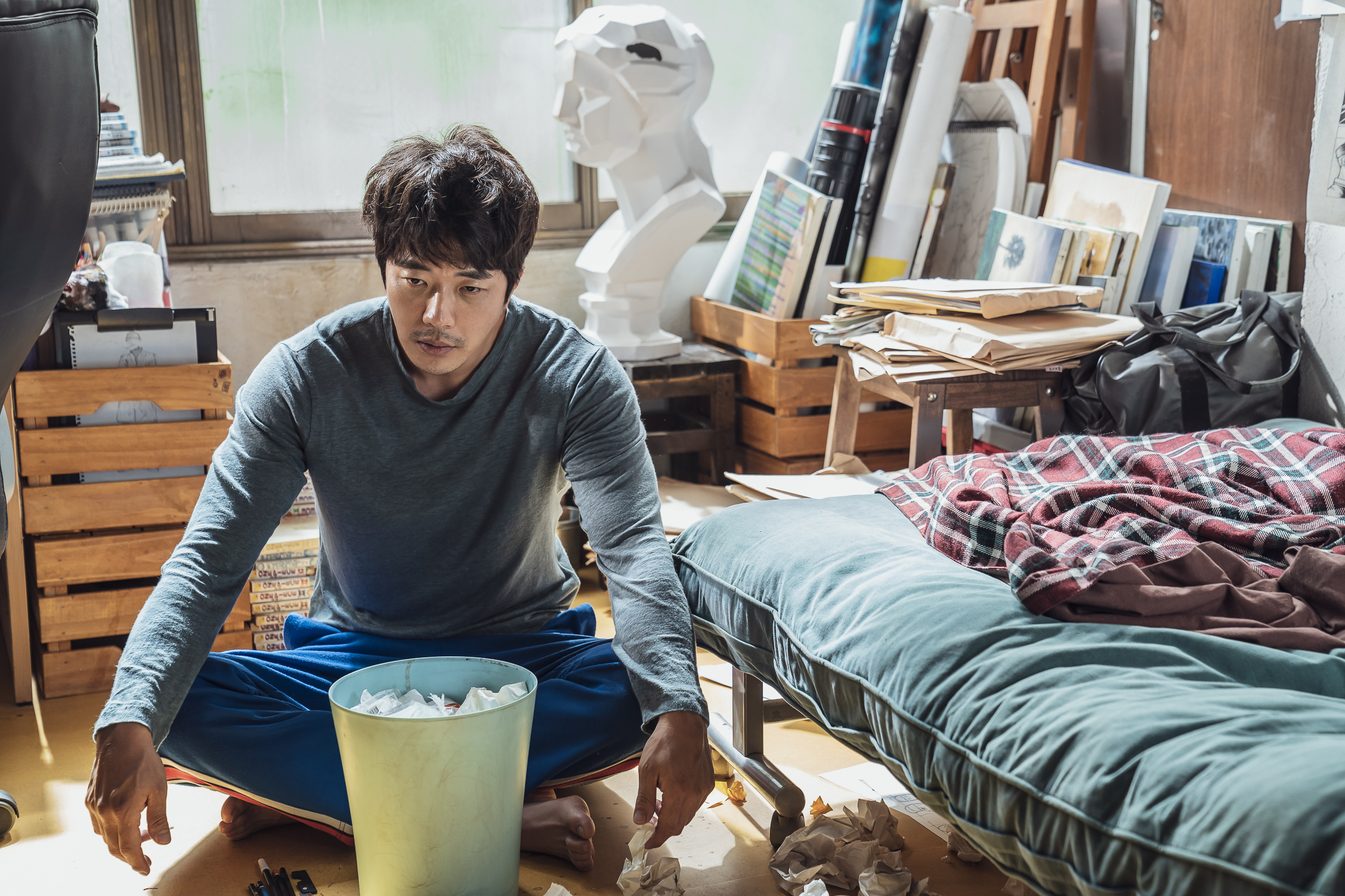 韓星權相佑在《大畫特務》輕鬆扮家庭主夫，不修邊幅連鏡子都不照。（甲上娛樂提供）