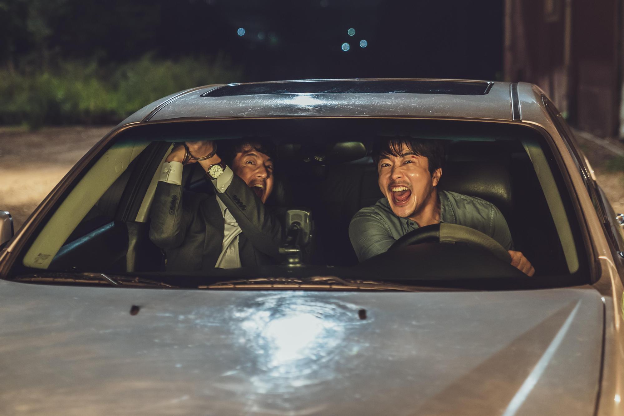 權相佑和鄭俊鎬（左）在車上有一場亂摸下體的橋段，拍攝時連工作人員都笑翻。（甲上娛樂提供）