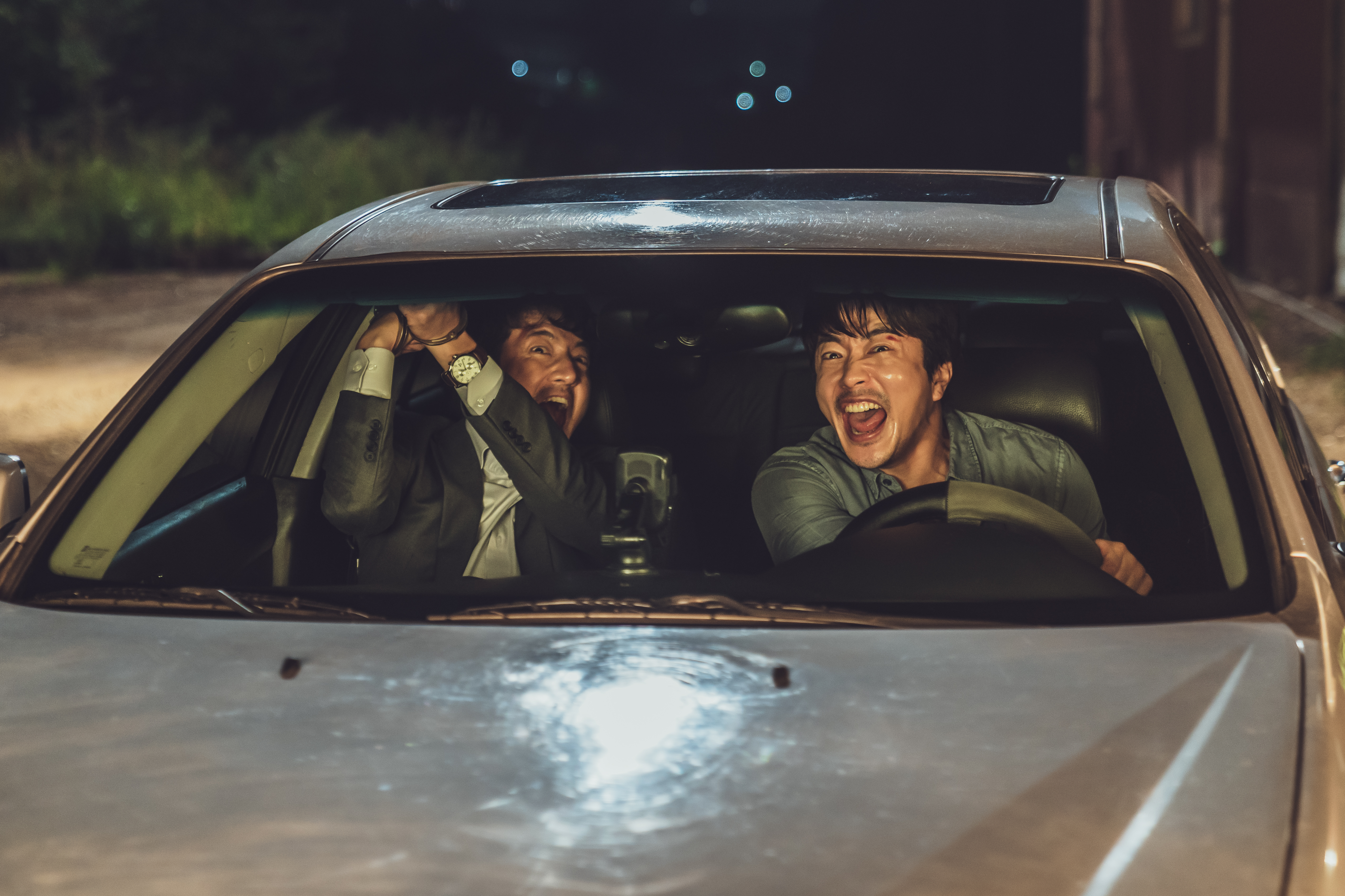 權相佑和鄭俊鎬(左)在車上有一場亂摸下體的橋段,拍攝時連工作人員都笑翻。(甲上娛樂提供)