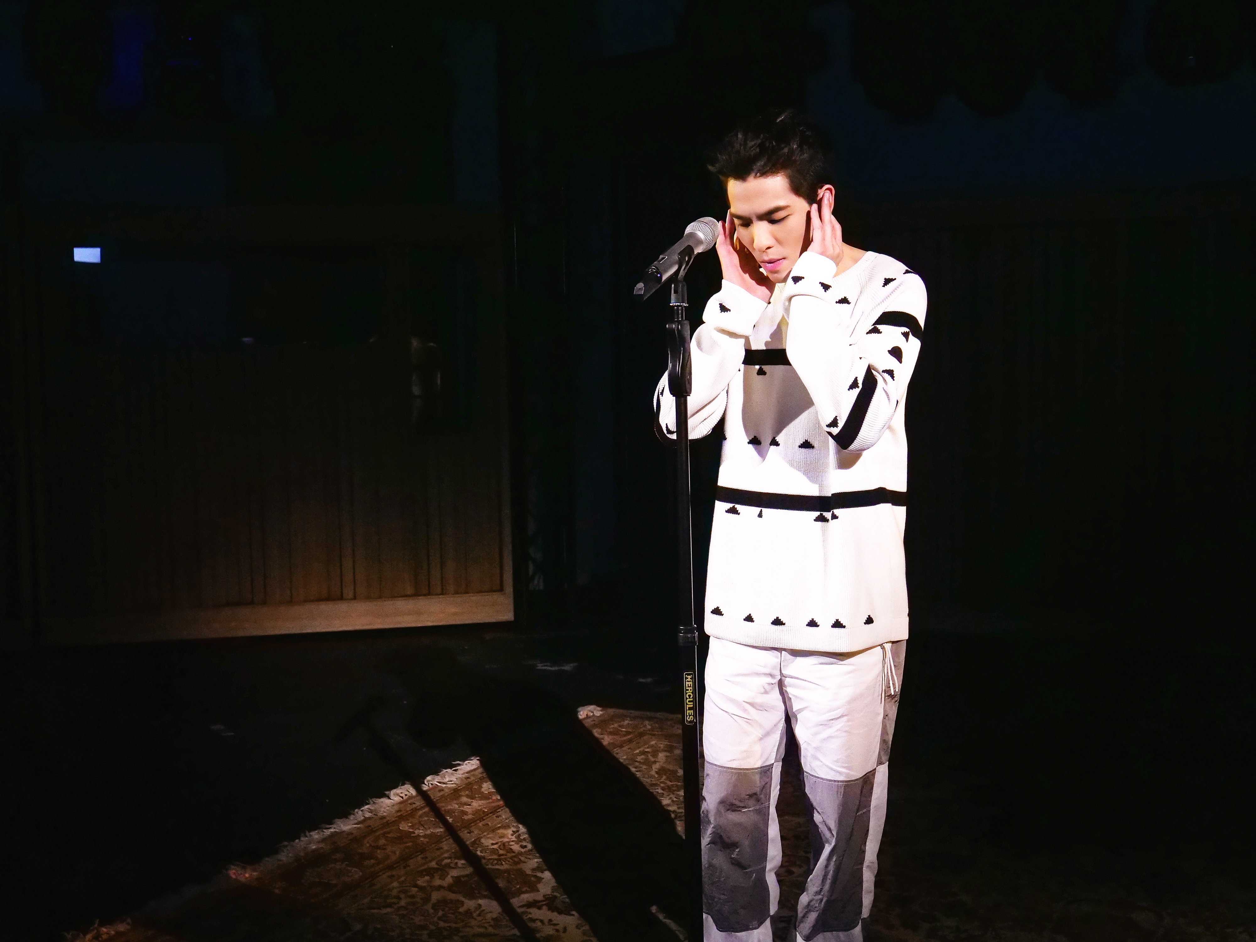 蕭敬騰穿著2 Moncler 1952系列白色針織上衣NT$33,900、白色銀色拼接休閒褲NT$24,100參與錄影。（盟可睞提供）