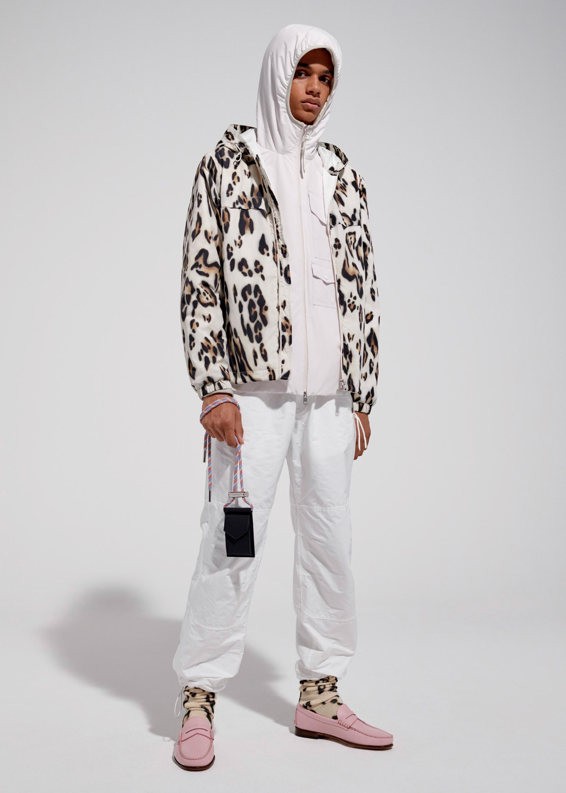 2 Moncler 1952系列豹紋印花運動外套是搶眼單品。NT$46,300。（盟可睞提供）