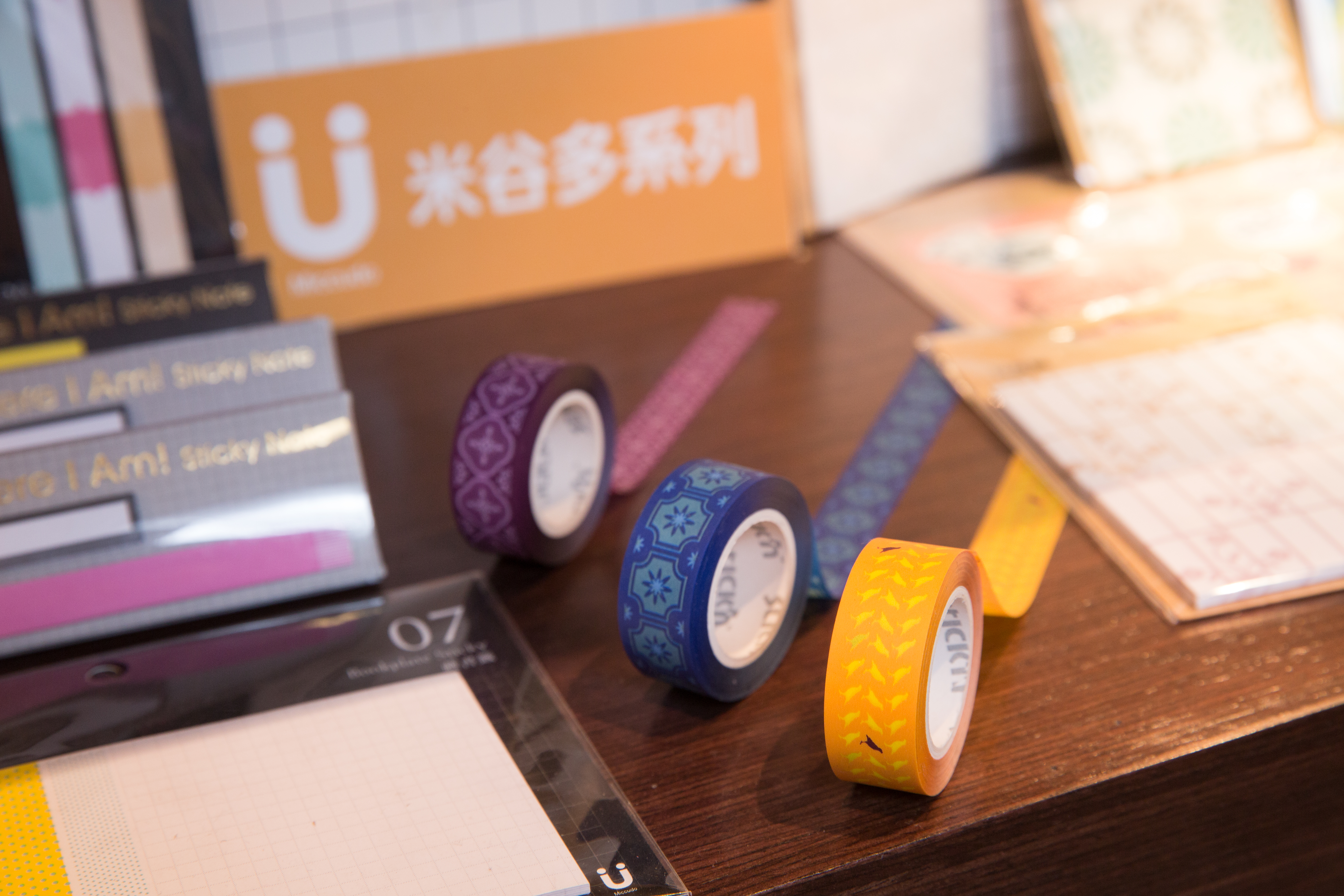 相較3M商品較單一化，聚和國際N次貼以創新、多元見長，圖為攜手文創品牌合作開發紙膠帶。