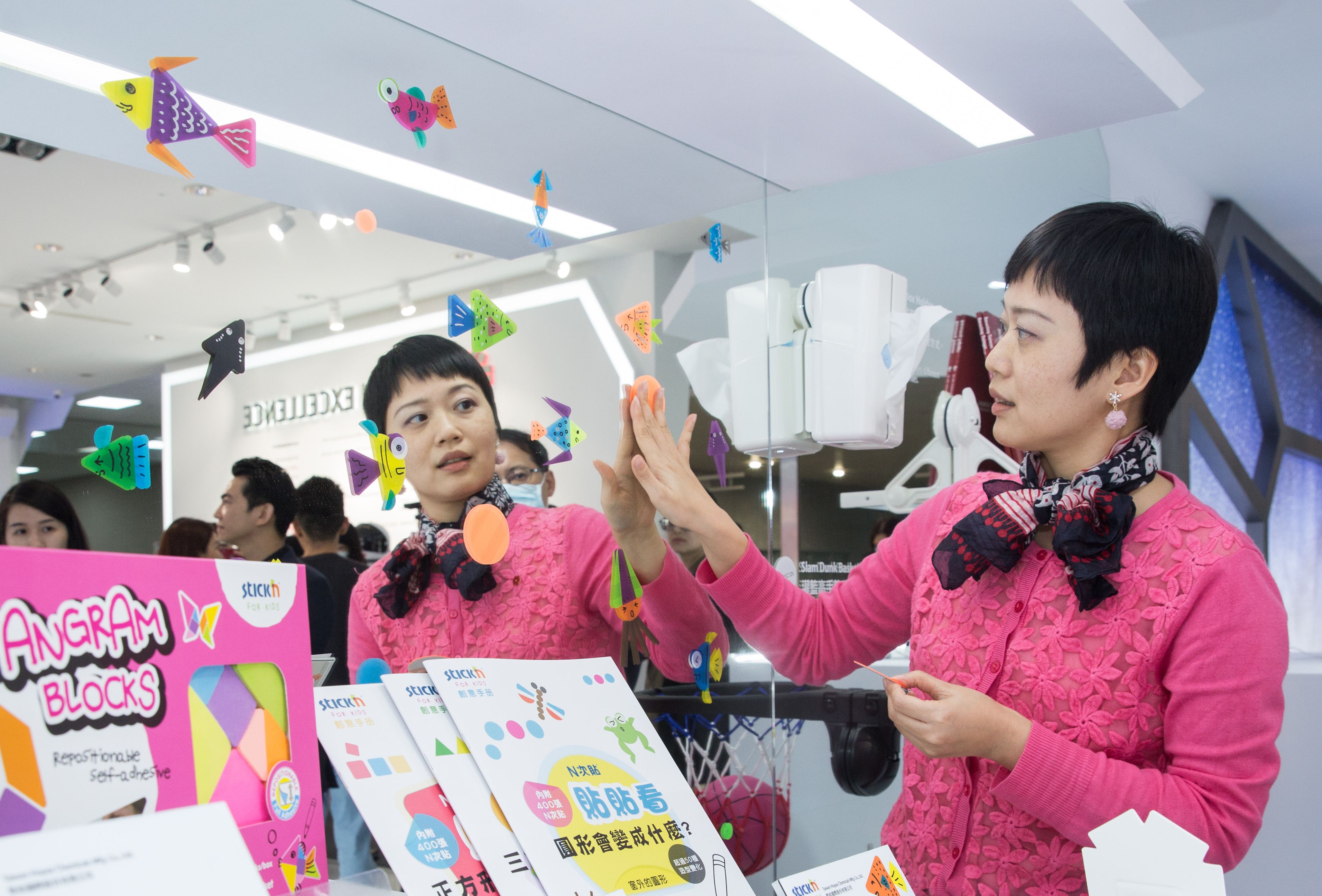 誰說N次貼只能侷限於製成辦公文具，在郭美璘的推動下，N次貼切入幼教領域。