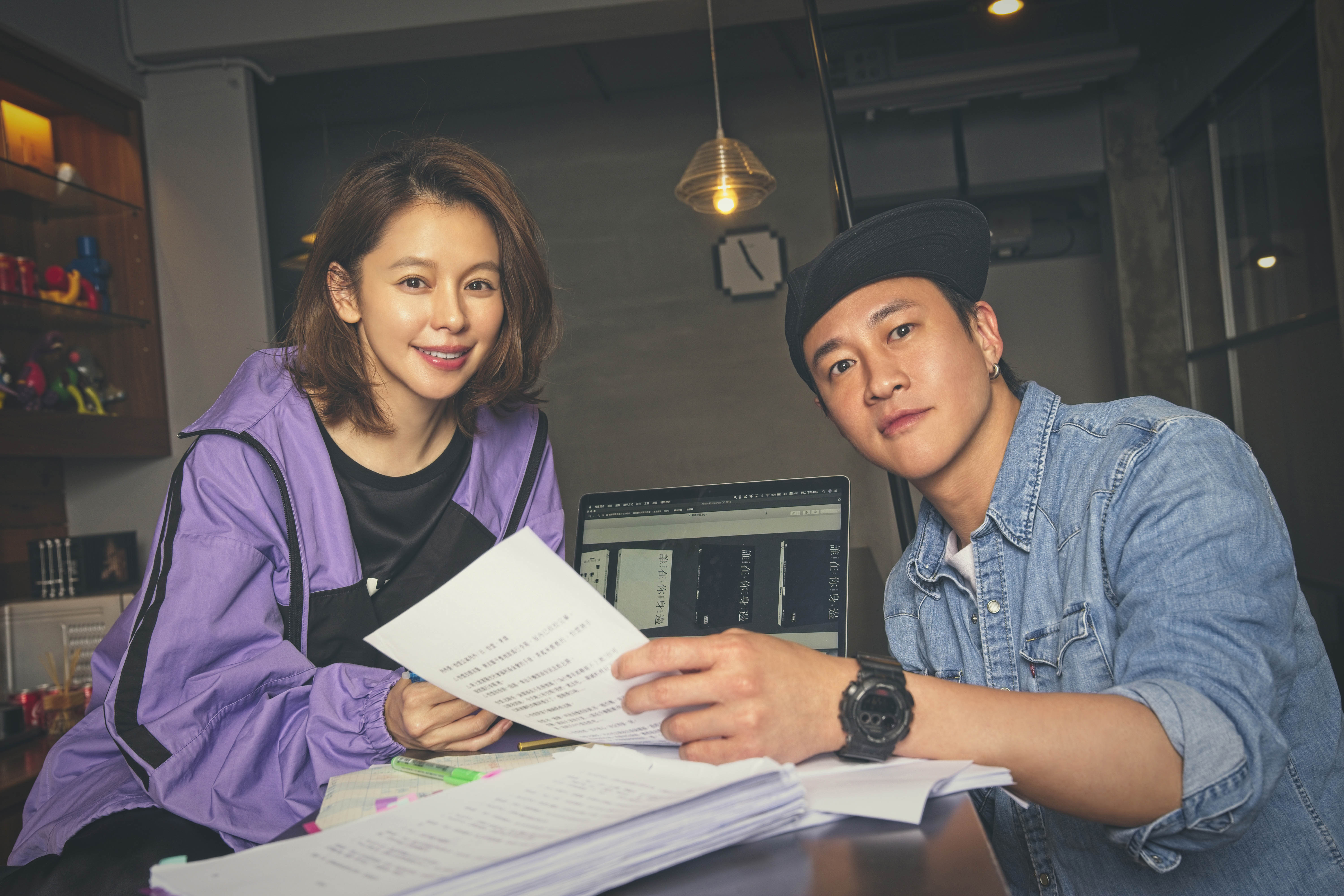 徐若瑄跳脫演員身份首當電視劇製作人，與導演何潤東合作黑暗懸疑影集《誰在你身邊》。（頤東娛樂提供）