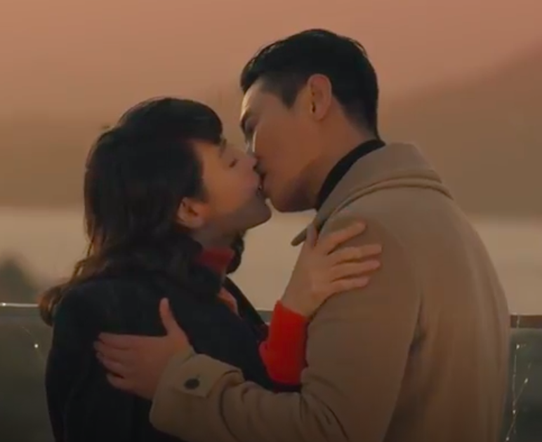 在韓劇《Hyena：富豪辯護人》 中，朱智勳與金憓秀深情擁吻時，穿著的正是FENDI 2019秋冬的修身墊肩訂製大衣。（翻攝自網路）