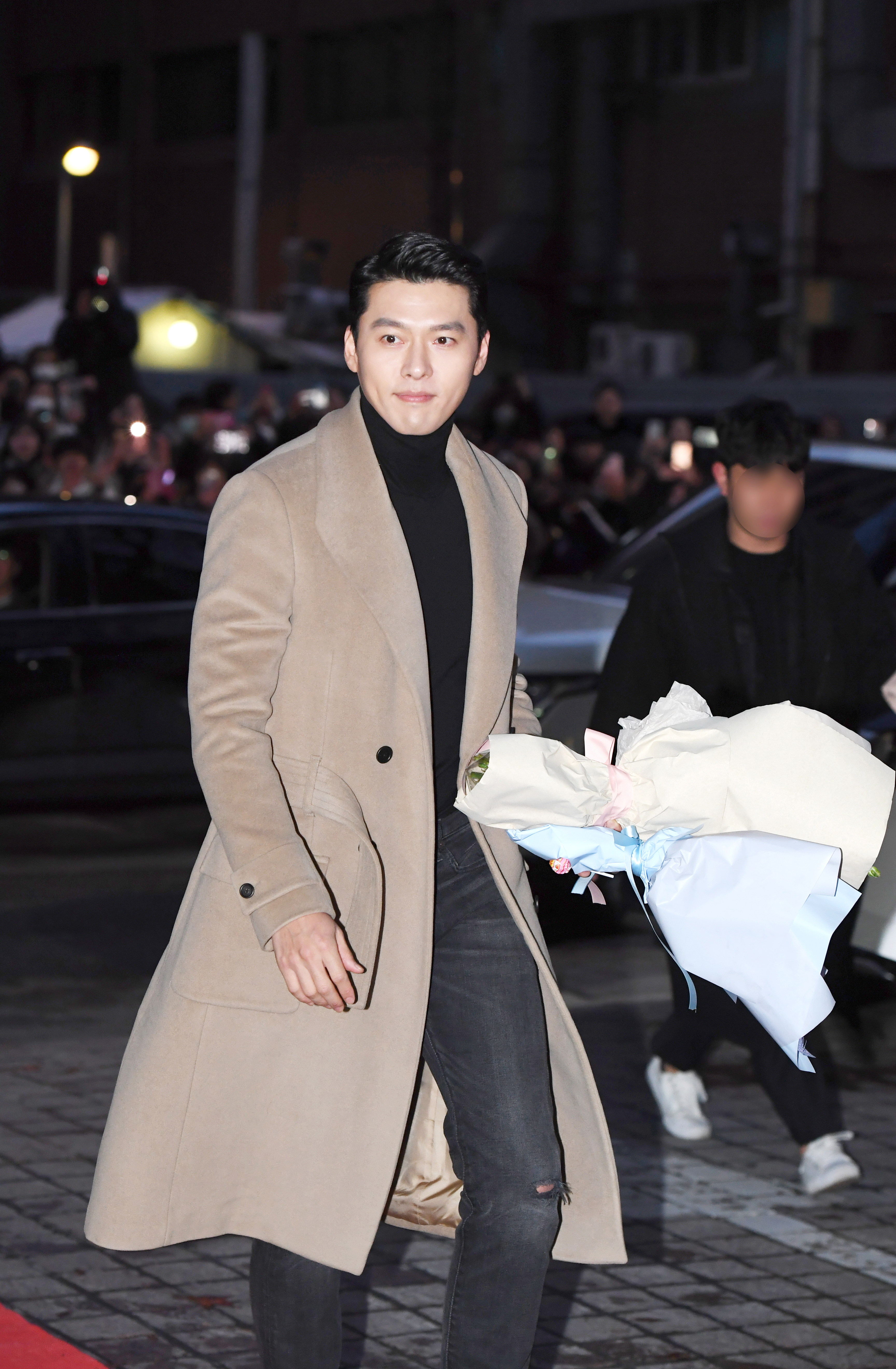 玄彬現身《愛的迫降》殺青宴時，穿著FENDI 2019秋冬的修身墊肩訂製大衣。（FENDI提供）