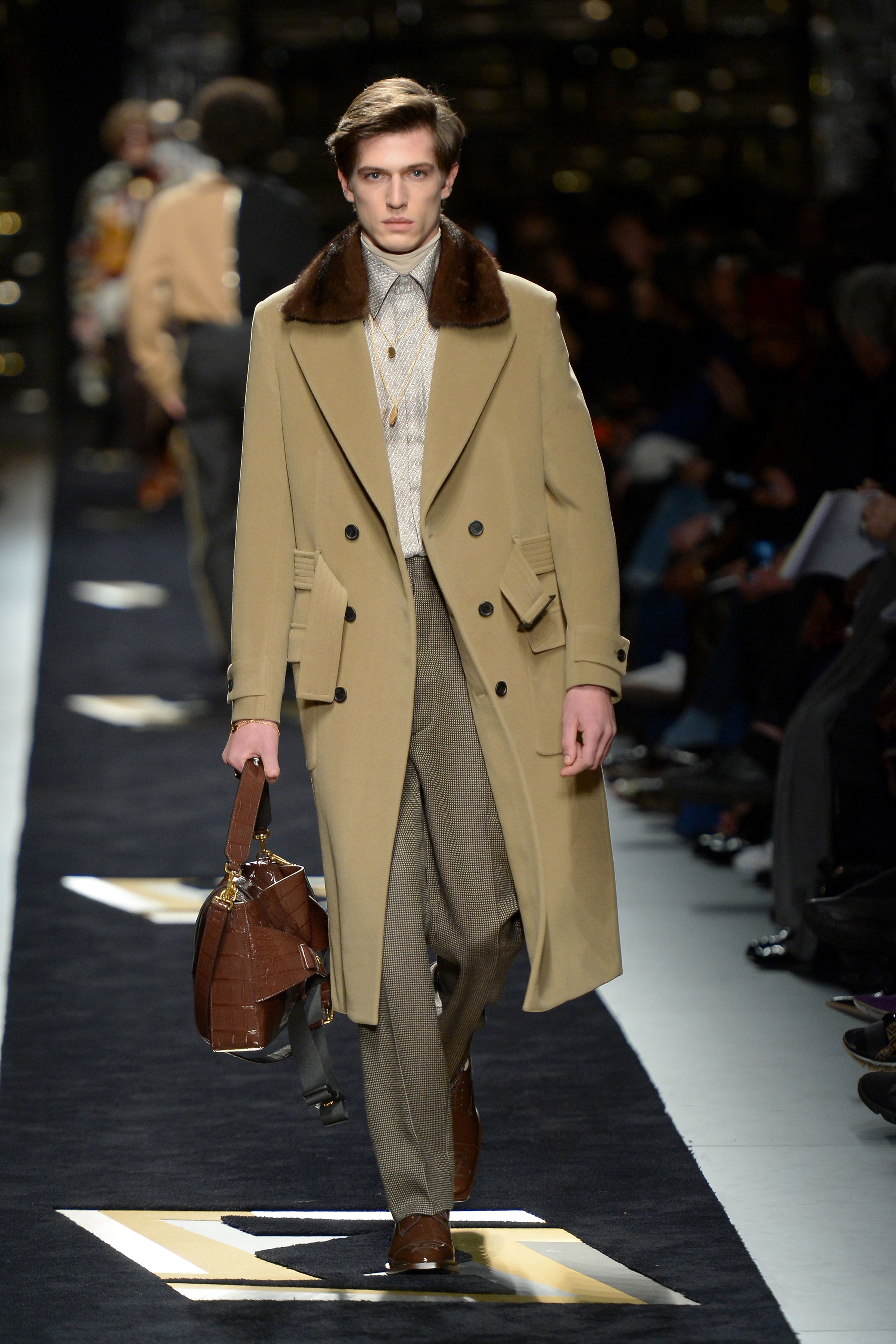 FENDI 2019秋冬的修身墊肩訂製大衣。NT$205,000（FENDI提供）