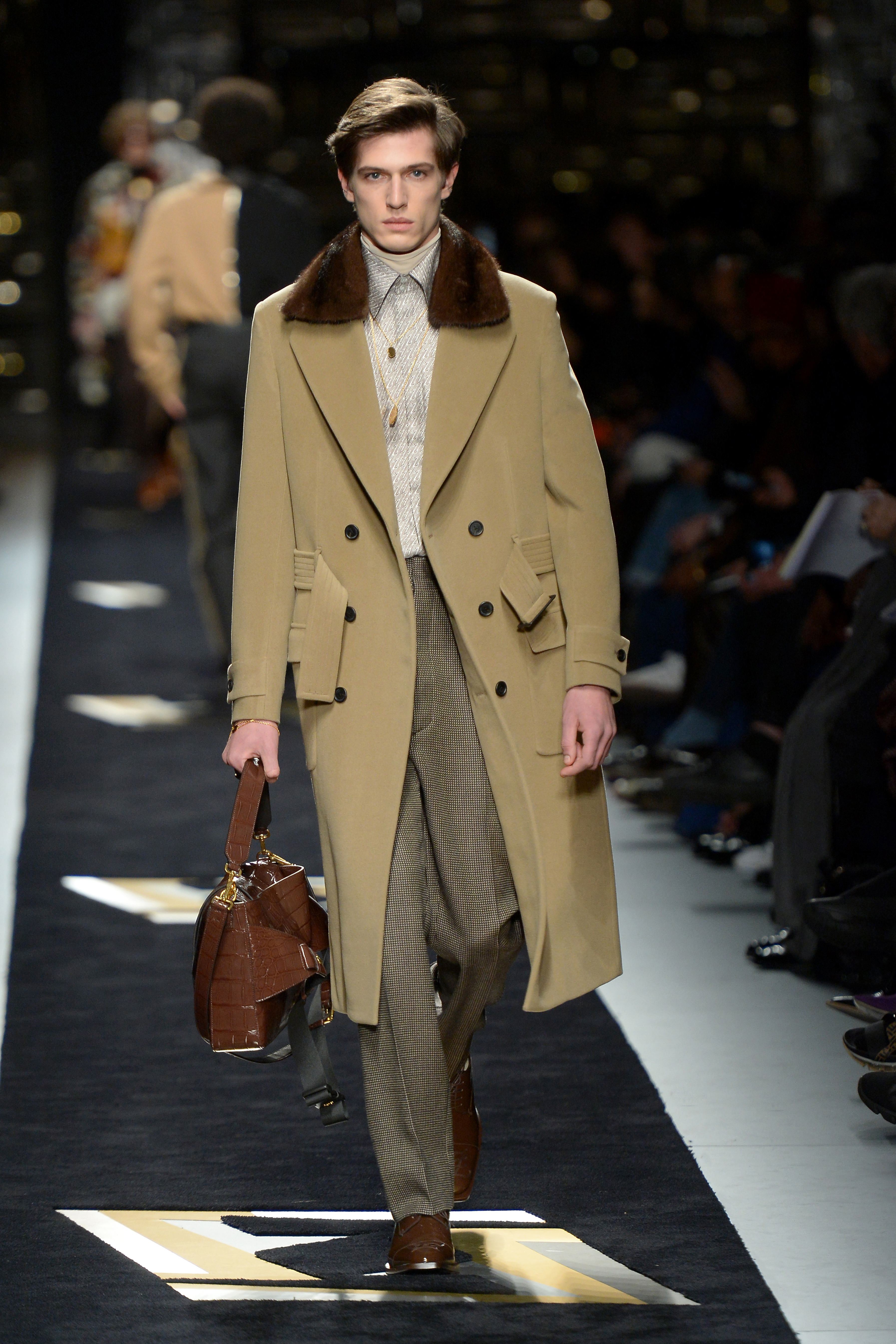 FENDI 2019秋冬的修身墊肩訂製大衣。NT$205,000（FENDI提供）