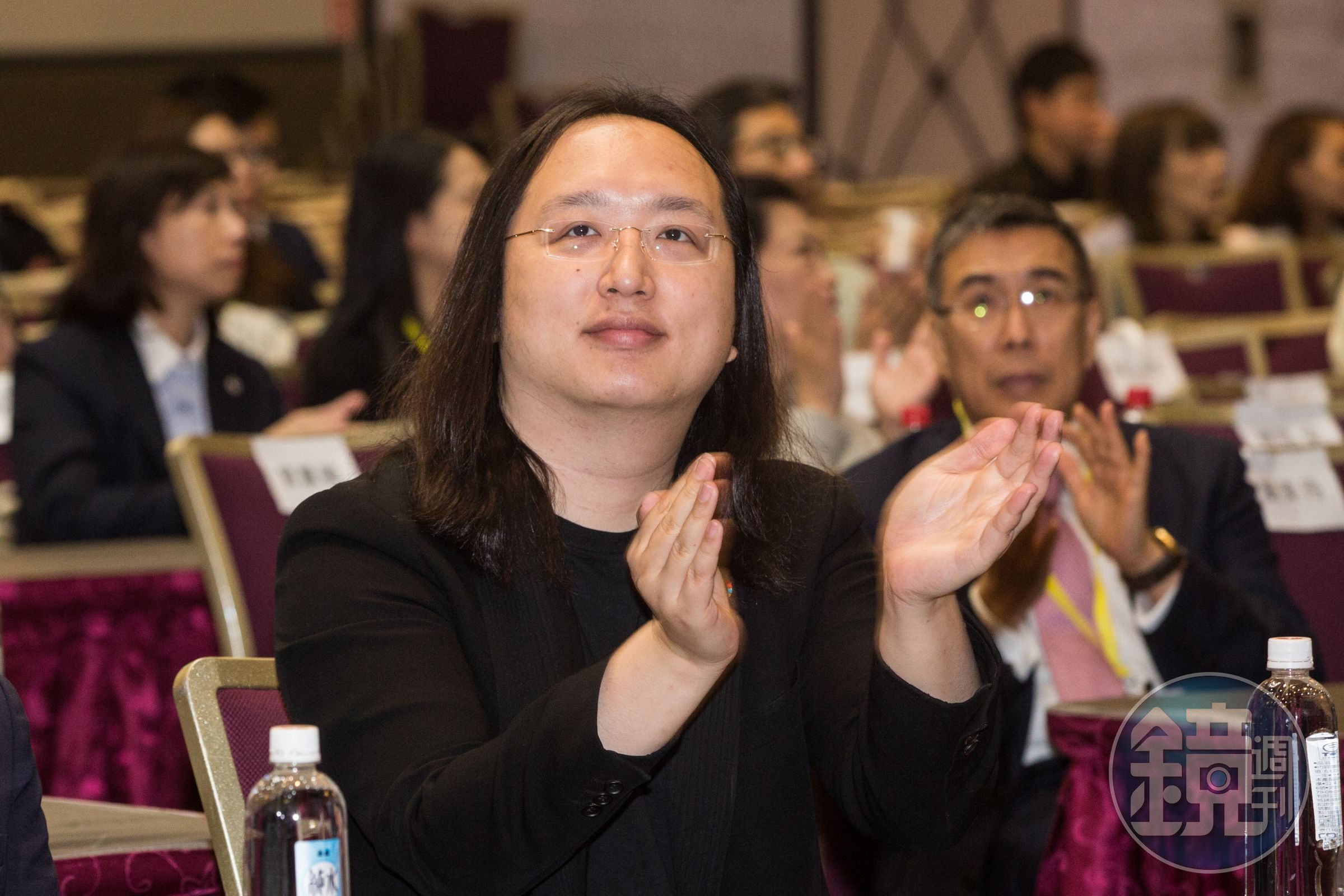 台灣數位政委唐鳳被日媒封為本次成功防疫中的關鍵人物，唐鳳歸功於衛福部、社群友人和辛苦的藥師們。