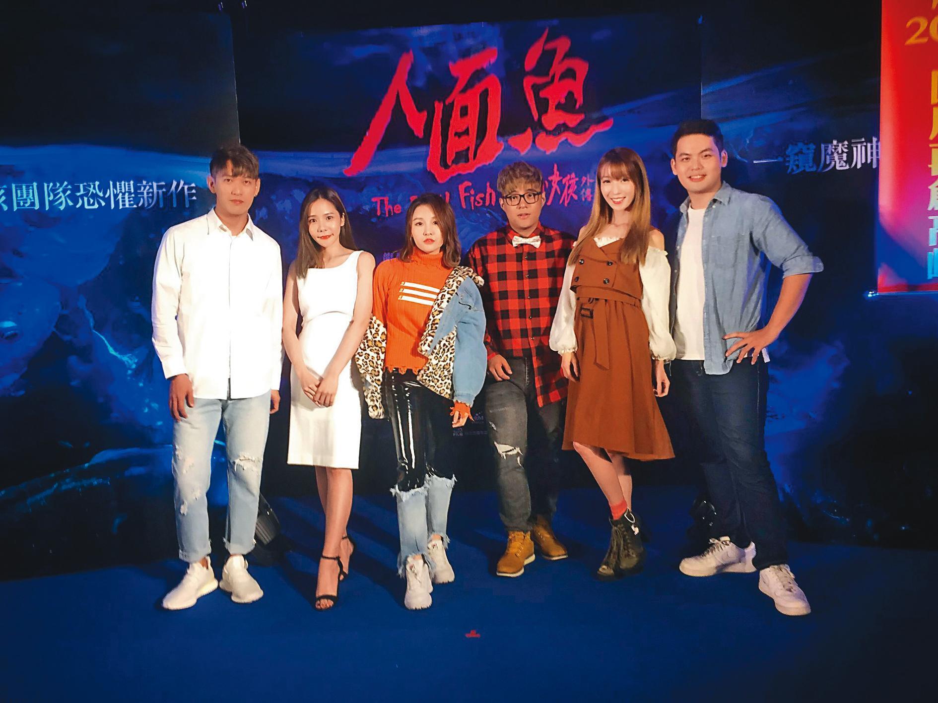 安安(左2)偶爾會參與娛樂活動,曾跟同行網紅出席《人面魚》首映。(翻攝自安安IG)
