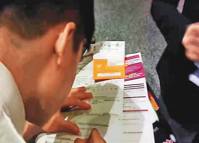 預付卡代理商未詢問移工意願，直接要求每名移工需申辦2個門號。（爆料影片截圖）