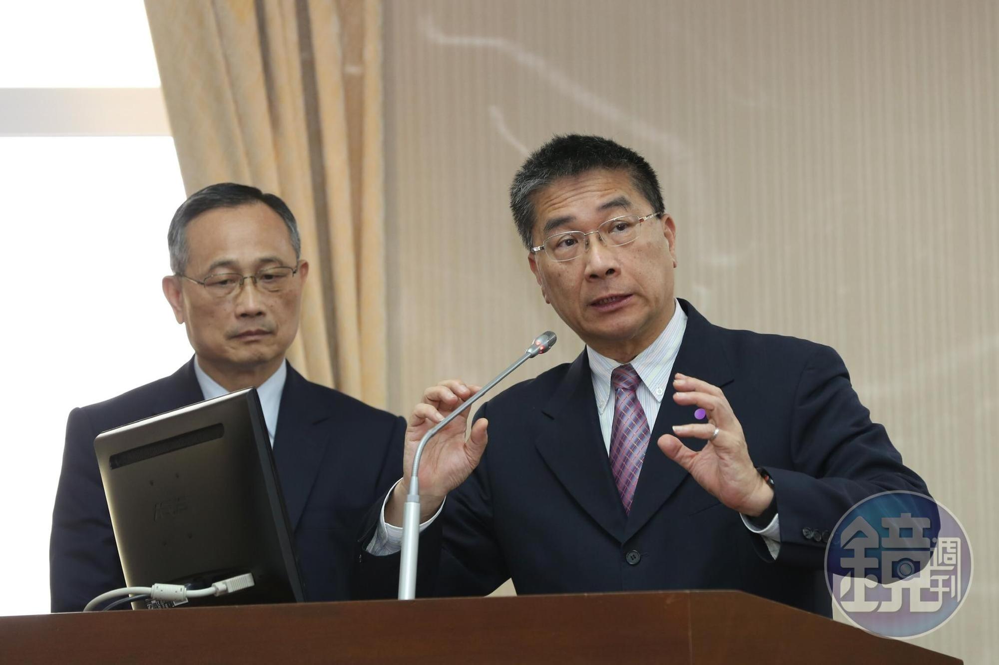 內政部長徐國勇(右)今在內政委員會備詢。