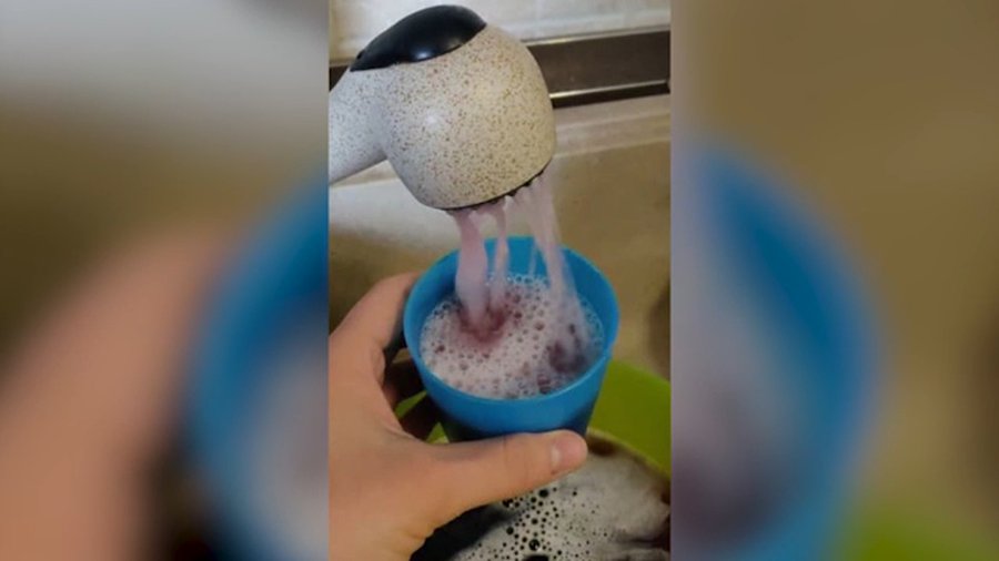 義大利北部一酒廠鬧出烏龍，當地部分住戶打開水龍頭，流出的不是水，而是著名氣泡紅酒。（翻攝推特）