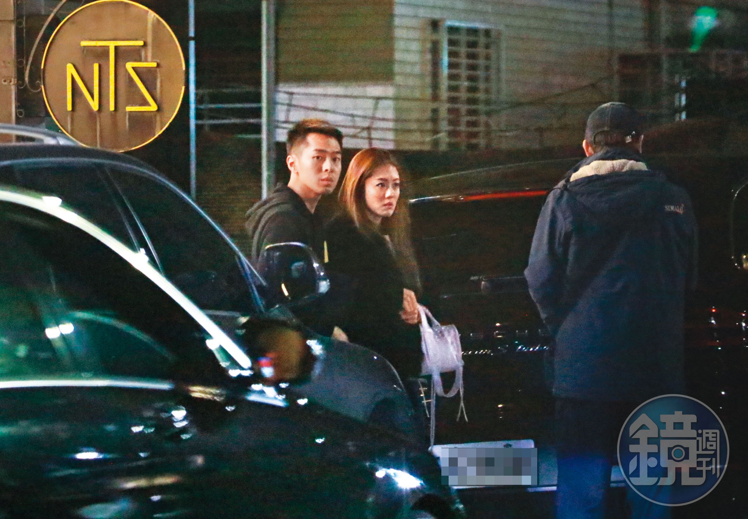 林千又（右）和友人聚餐後，游姓前男友跟著她開車搬貨，充當工具人角色。