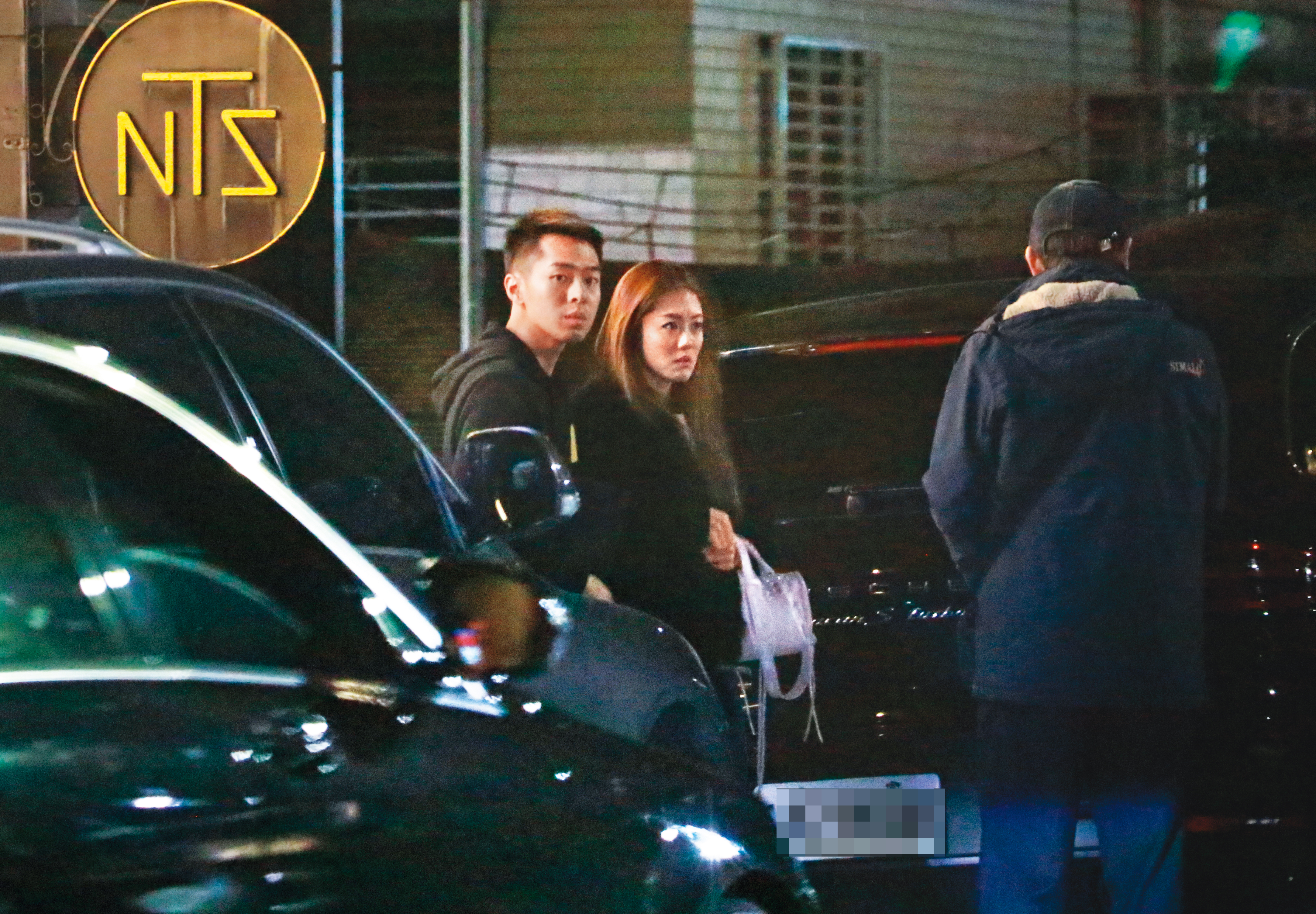 林千又（右）和友人聚餐後，游姓前男友跟著她開車搬貨，充當工具人角色。