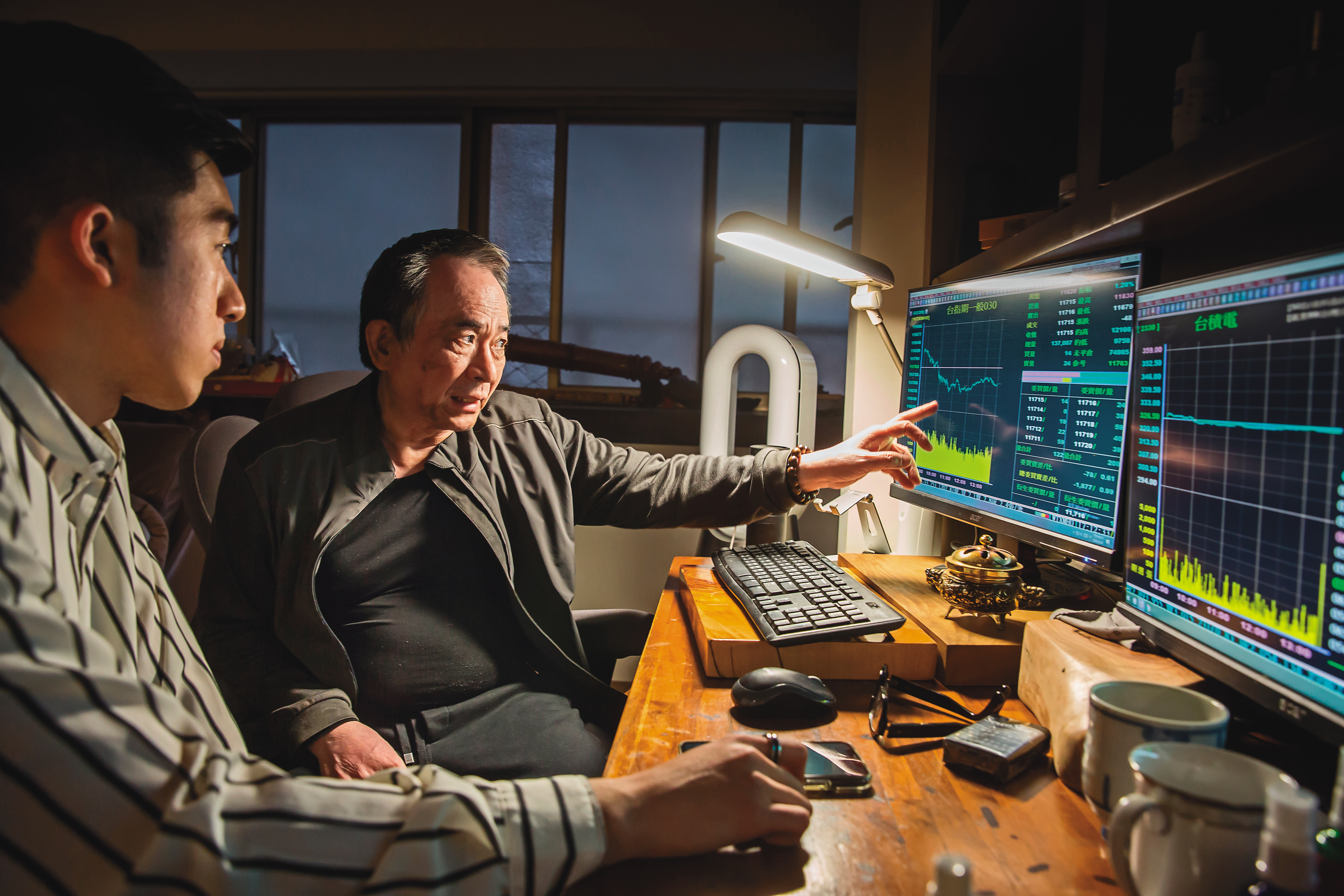 蕭明道（右）將35年台股經驗，化作一套進退有據的技術面操作法則，大賺3億元財富。