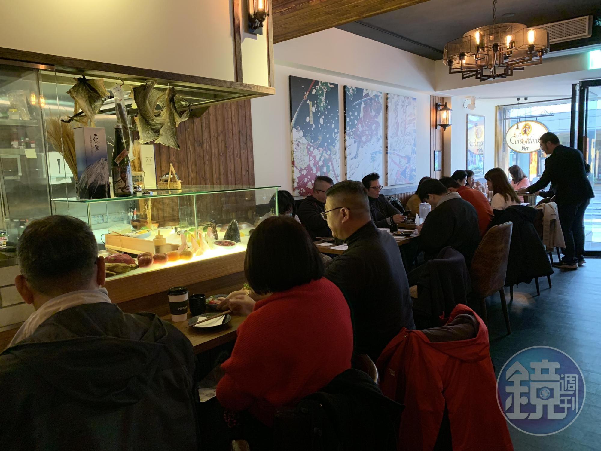 吧台區可看到師傅現做料理、製作稻草燒的過程。