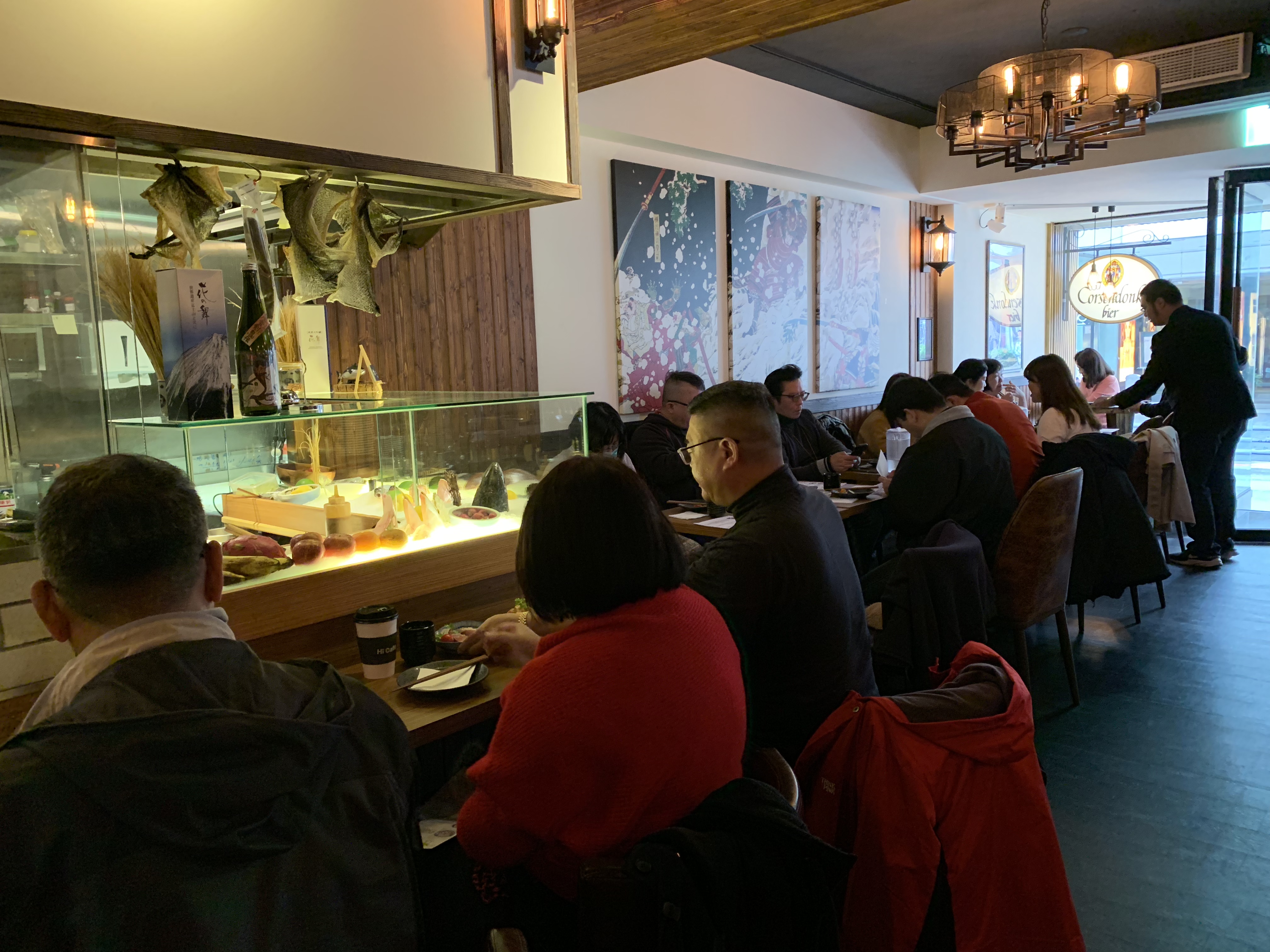 吧台區可看到師傅現做料理、製作稻草燒的過程。