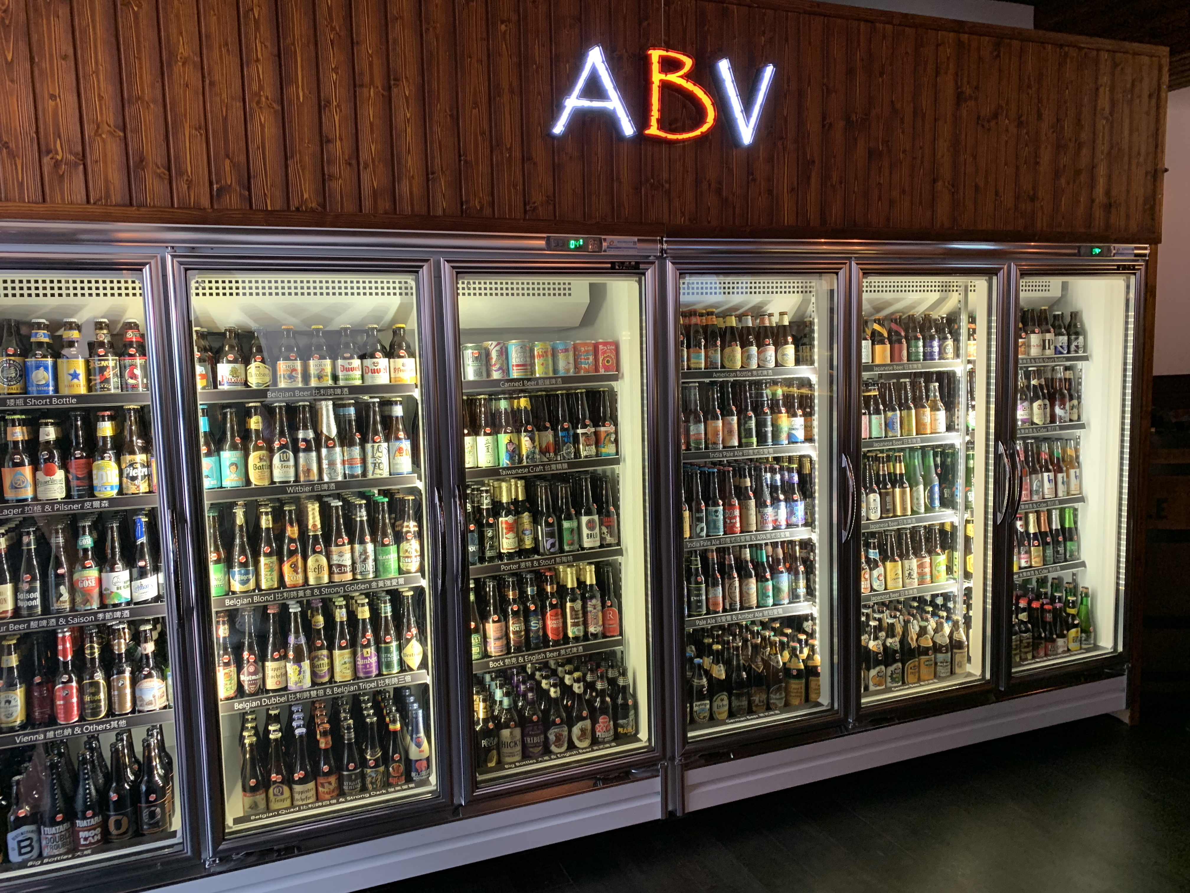 「ABV日式居酒館」提供來自日本埼玉、岩手，宮崎、新瀉等超過13個地區的精釀啤酒。