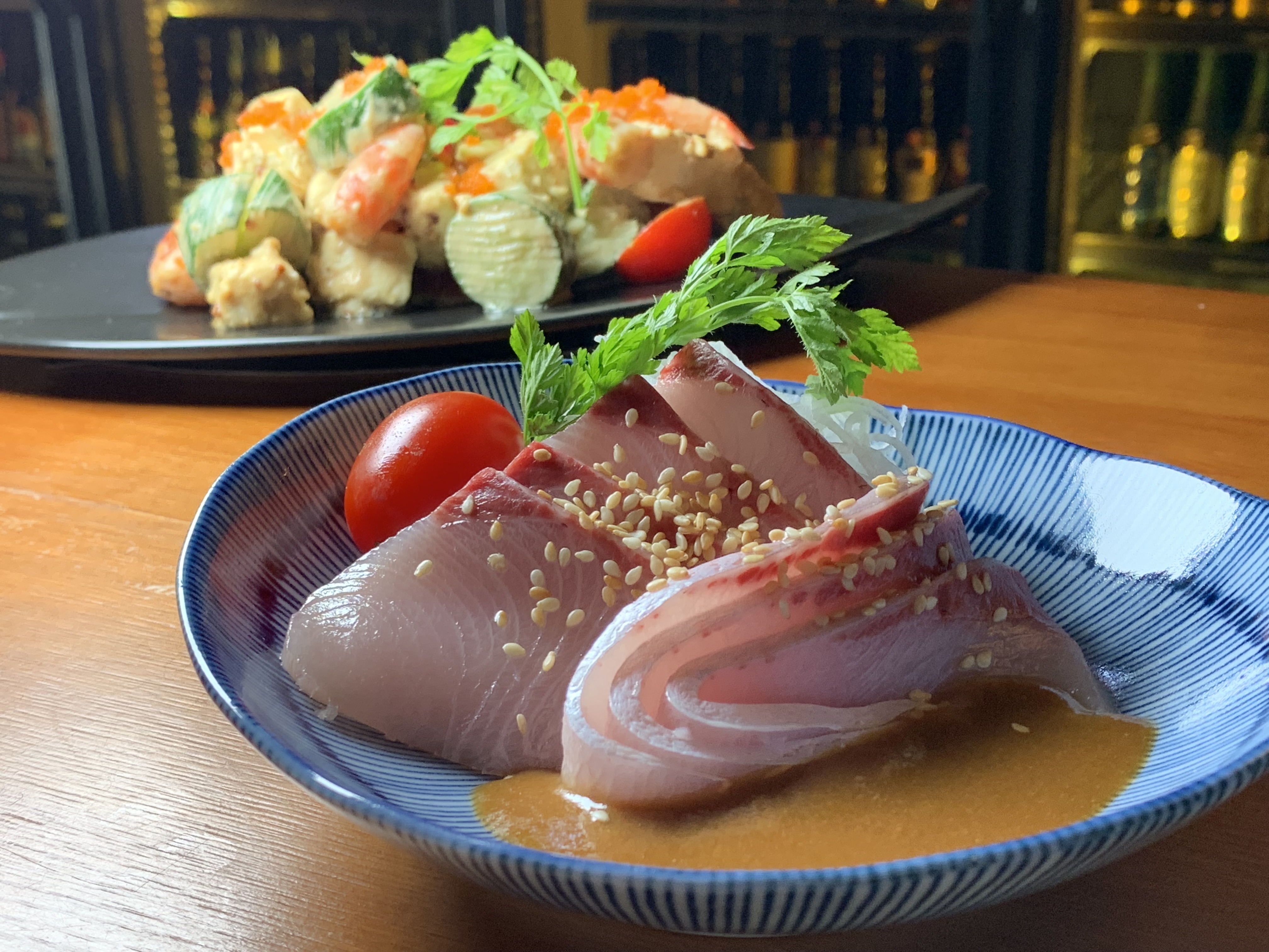 「胡麻醬青甘刺身」魚肉入口即化，油脂腴美，胡麻醬能解膩。（480元／份）