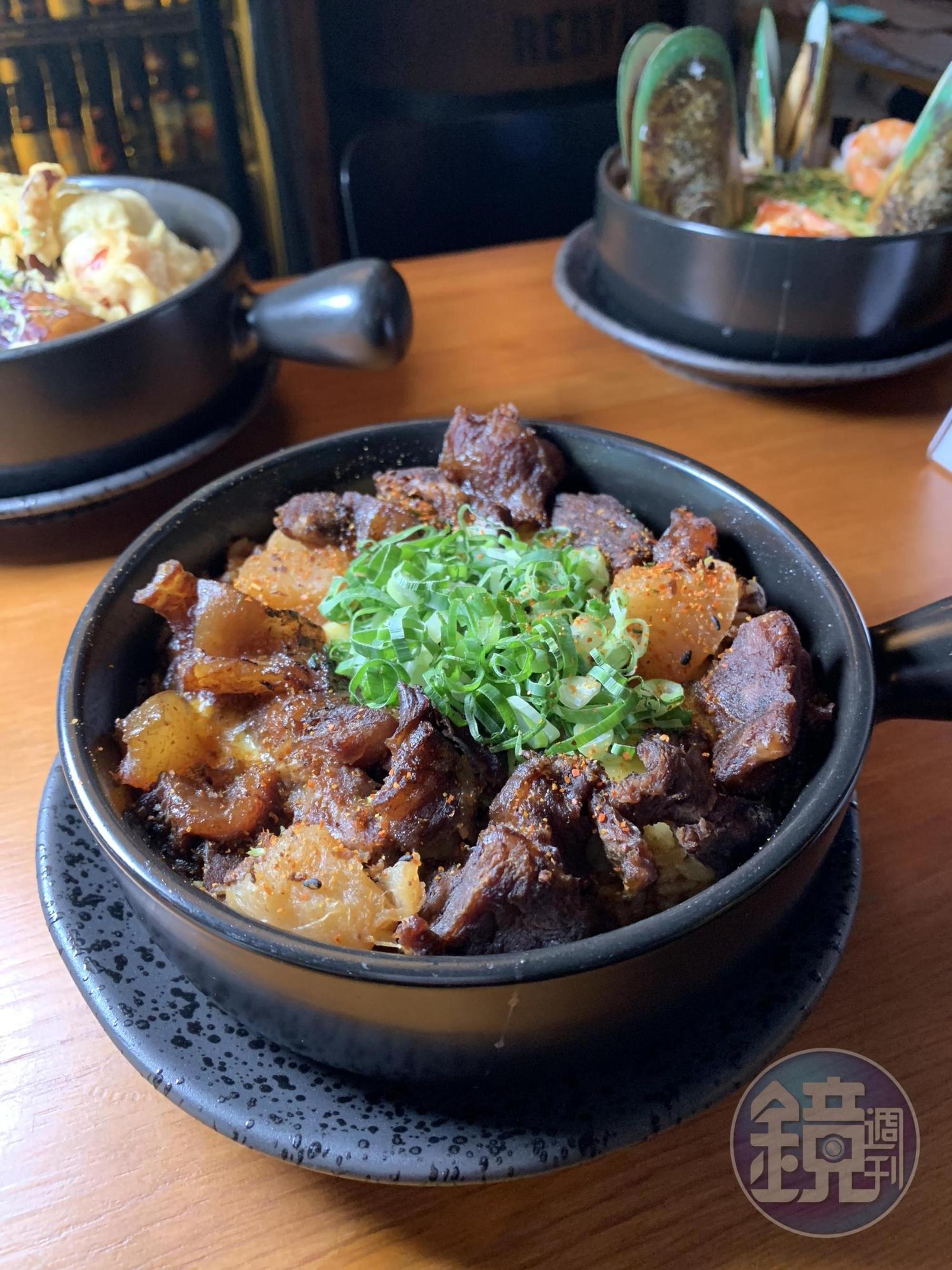 「燉牛筋門司燒」表層的牛筋、大根入味透爛,鍋底的日式咖哩飯濃香有味,吃完有飽足感。(340元/份)