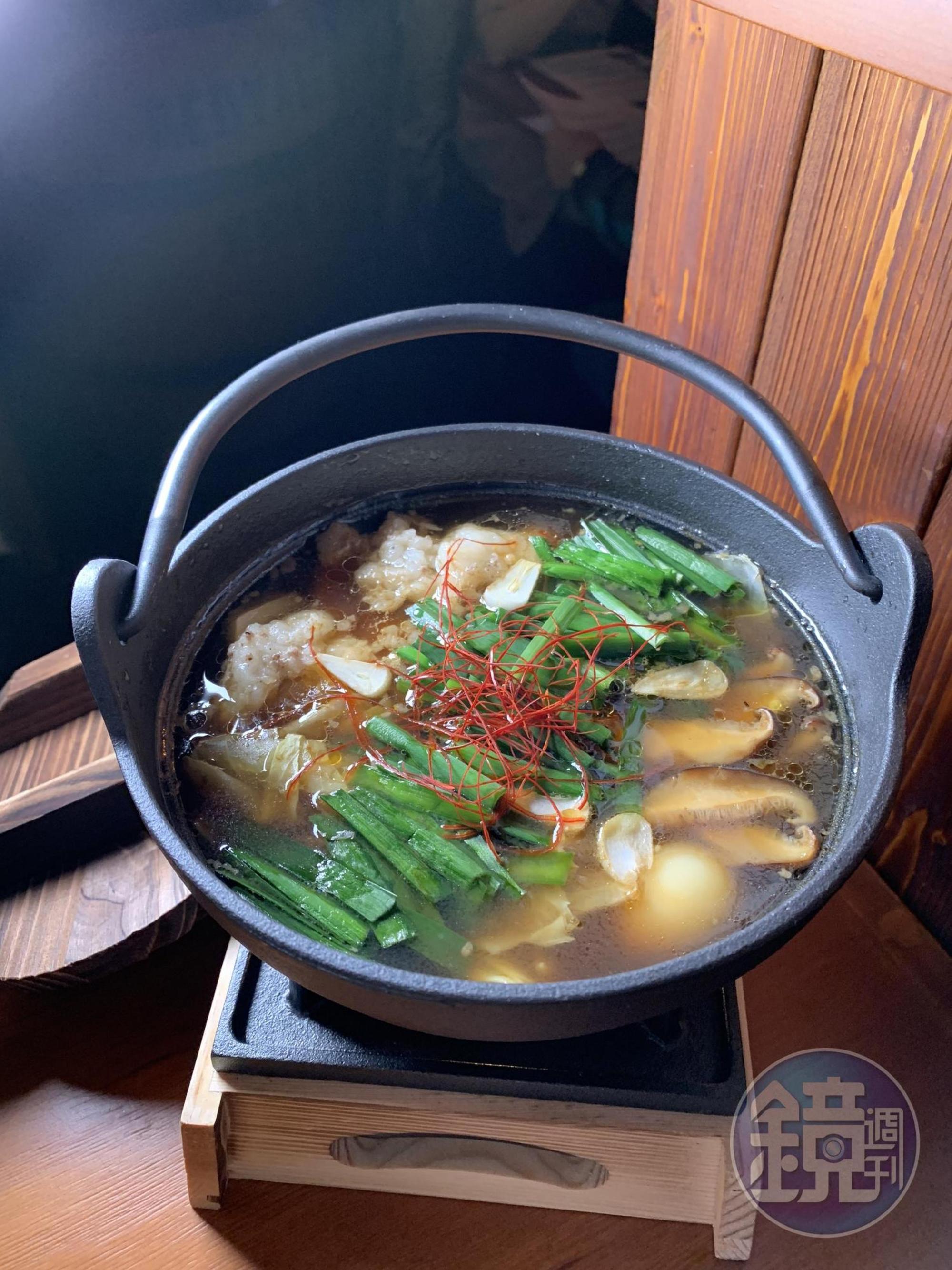 「博多牛腸鍋」湯頭鹹甘不油,喝得到柚子的清香,牛腸味濃彈Q。(320元/份)