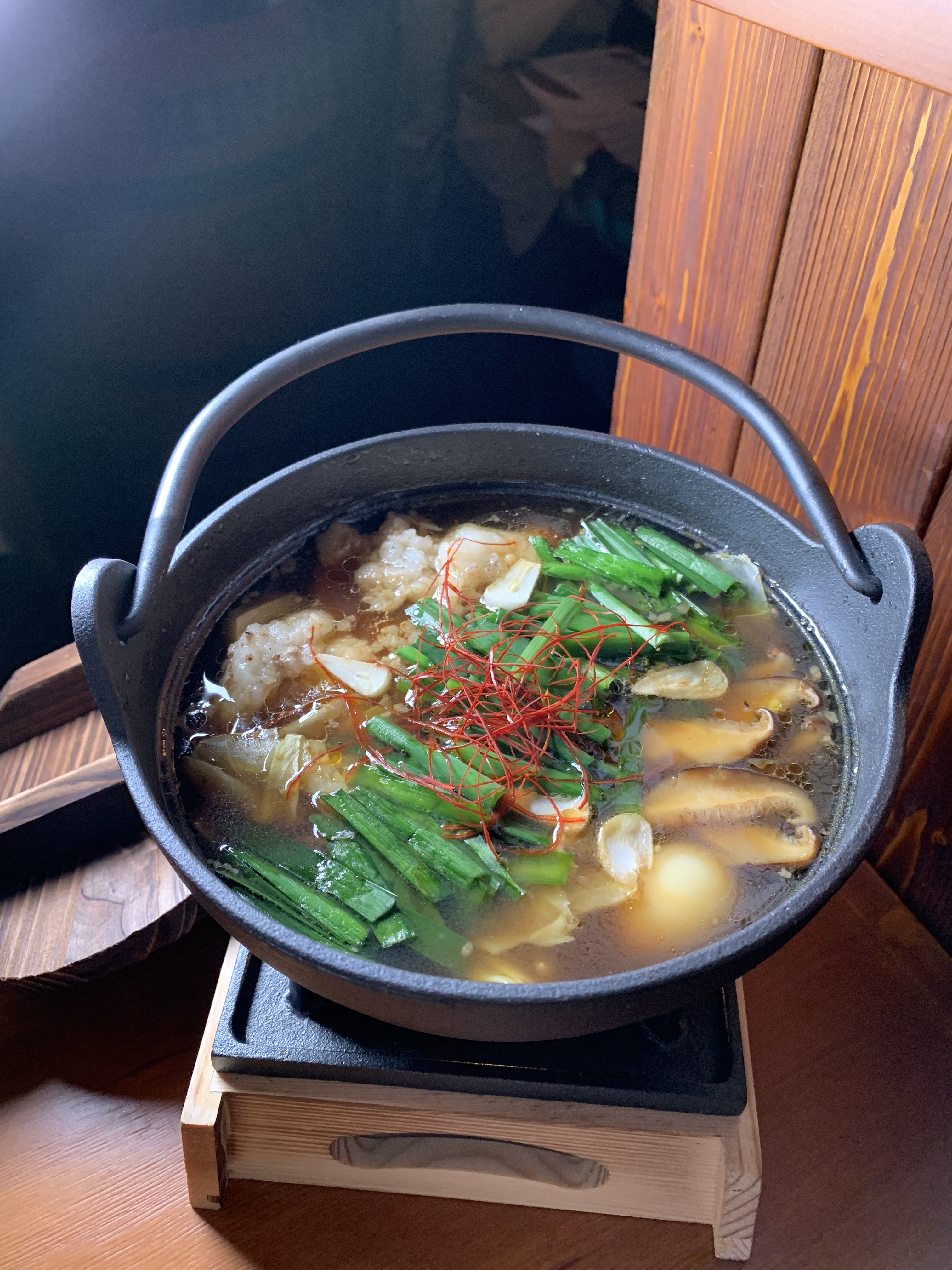 「博多牛腸鍋」湯頭鹹甘不油，喝得到柚子的清香，牛腸味濃彈Ｑ。（320元／份）