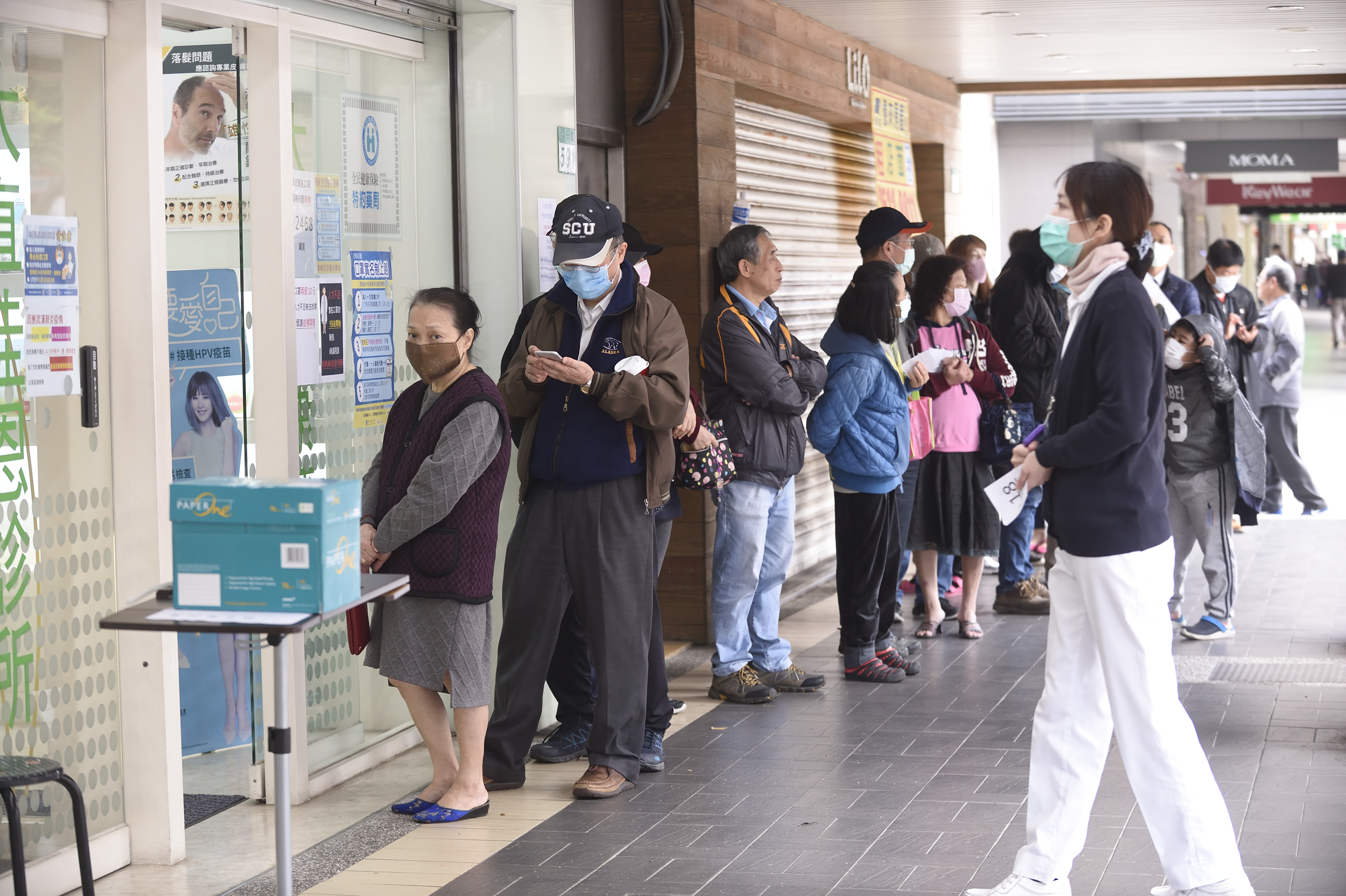 韓國效仿先前台灣先前排口罩，掀起「我OK，你先領」禮讓運動。