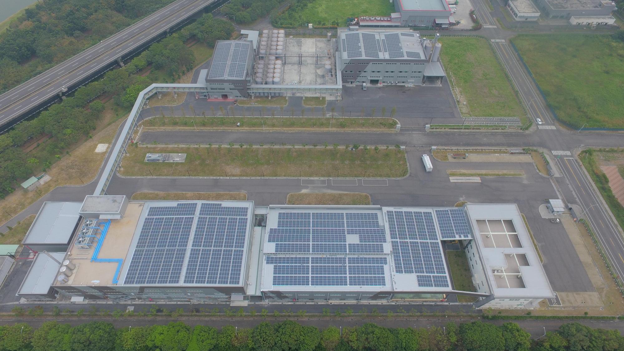 萬家香在屏東農科廠屋頂架設許多太陽能板，產生的電可以自用，還能申請再生能源憑證。（萬家香提供）