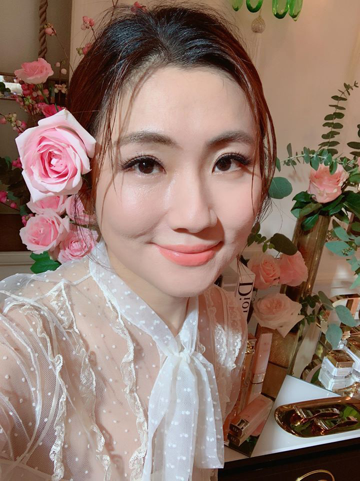 廠商將Selina在臉書貼出手中拿銅鑼燒的照片,P圖變成「祛疤膏」,宣稱Selina用了除疤產品痊癒變美。(翻攝自Selina臉書)