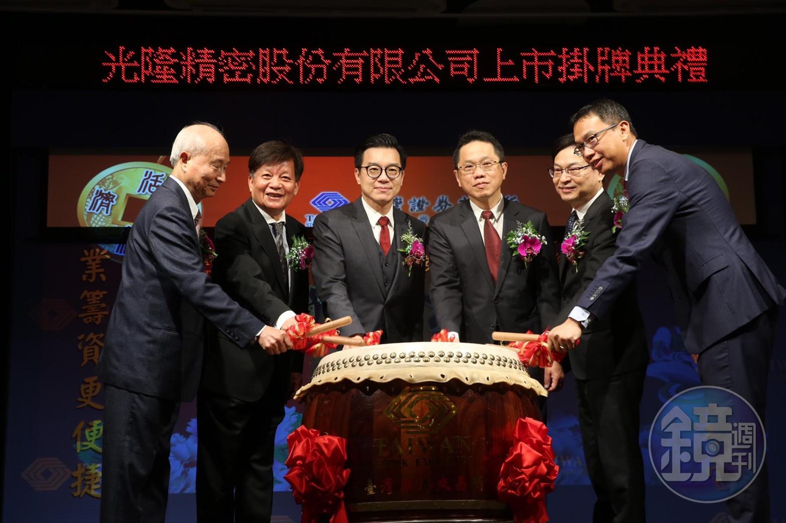光隆精密今日掛牌上市，董事長呂皇甫（左3）與父親、光隆集團總裁呂崇文（左2），光隆集團董事張武隆（左1），以及證交所總經理簡立忠（右3）等人，均出席上午舉行的典禮。