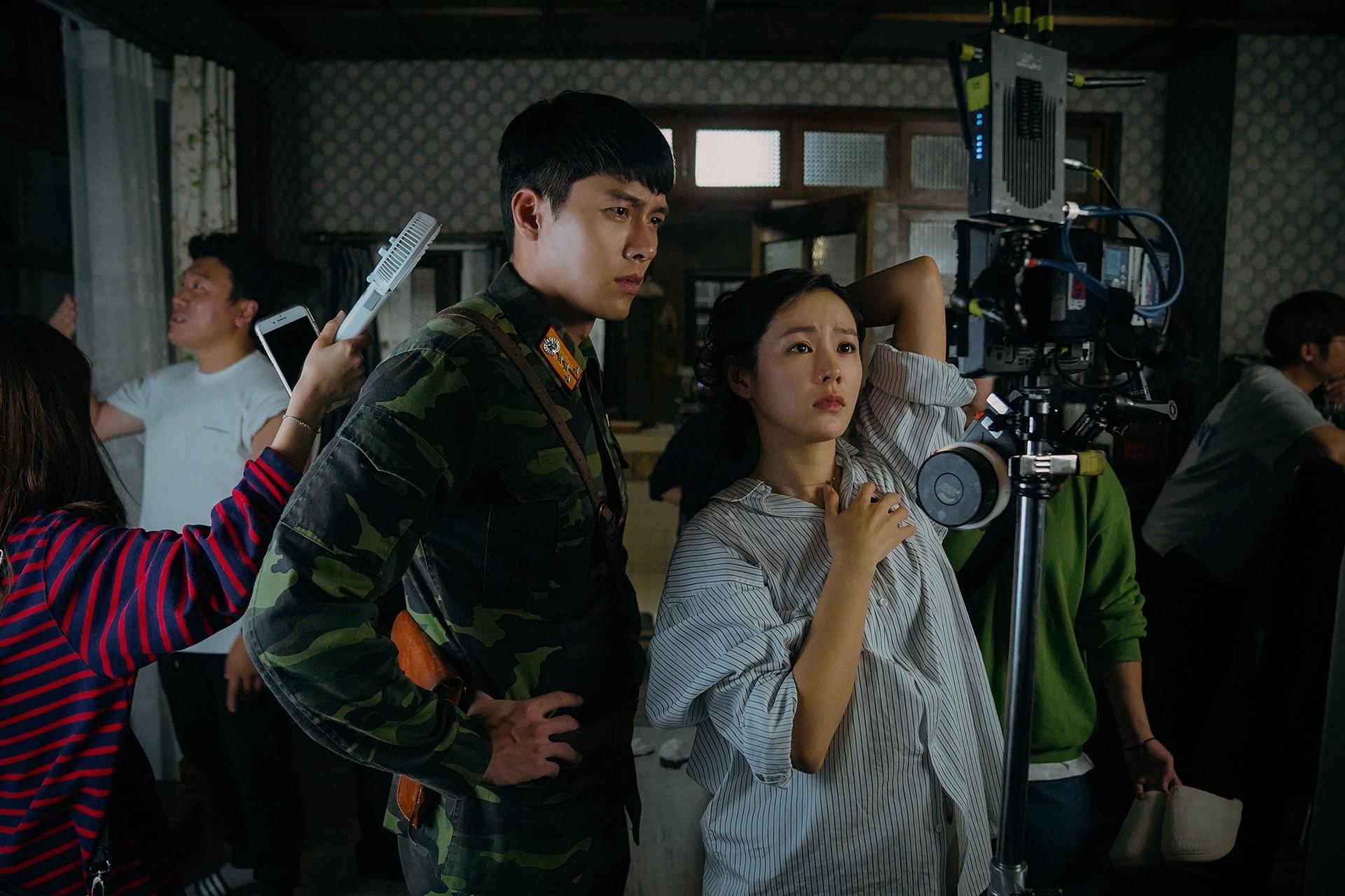 玄彬(左)、孫藝真(右)主演的《愛的迫降》是首部以南北韓為題材的愛情劇,因題材新穎在亞洲掀起追劇熱潮。(Netflix提供)