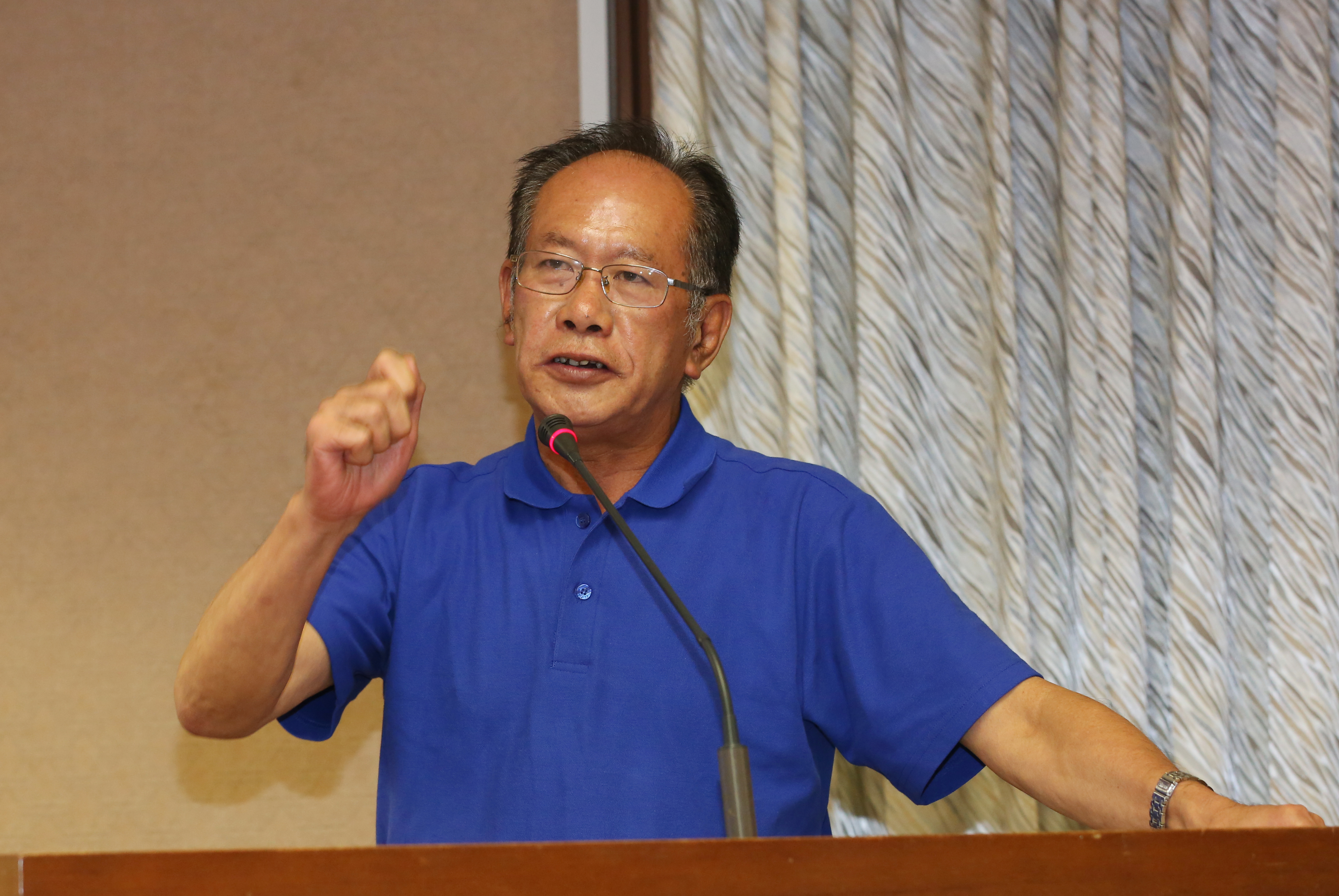 國民黨苗栗縣立委陳超明（圖）上週質詢時提出，讓長輩在家做口罩的做法，卻引發爭議。圖為本刊資料照。