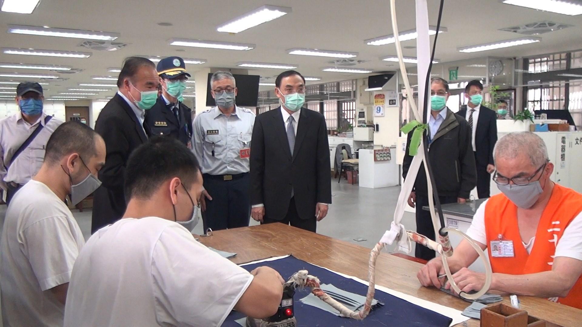 法務部長蔡清祥親自督導監所防疫演練，要求必須擴大到全國51監所，絕不能有破口出現。（矯正署提供）