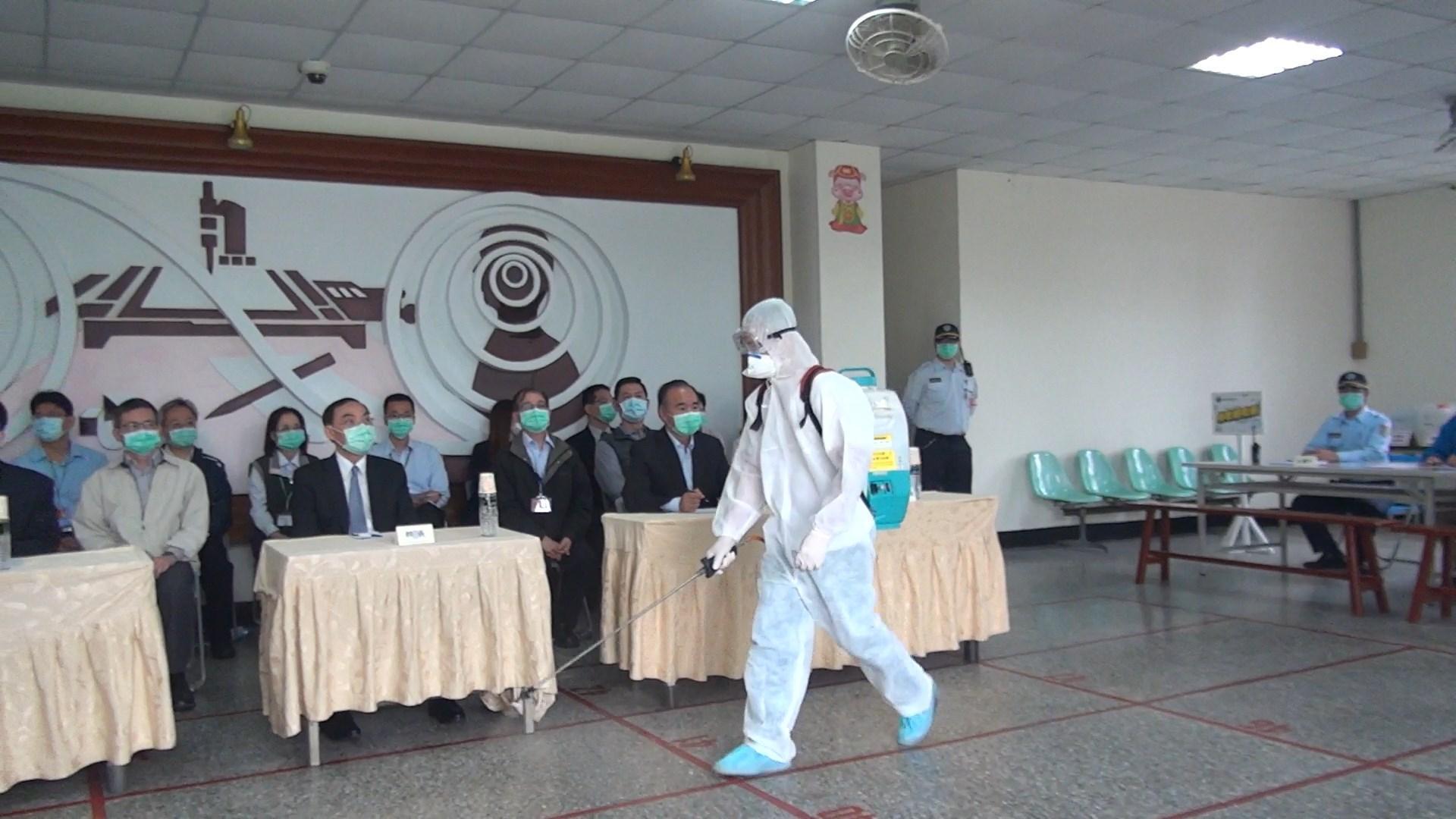矯正署今天選在台北監獄進行防疫演練，避免人犯出現群聚感染，演練過程相當逼真。（矯正署提供）